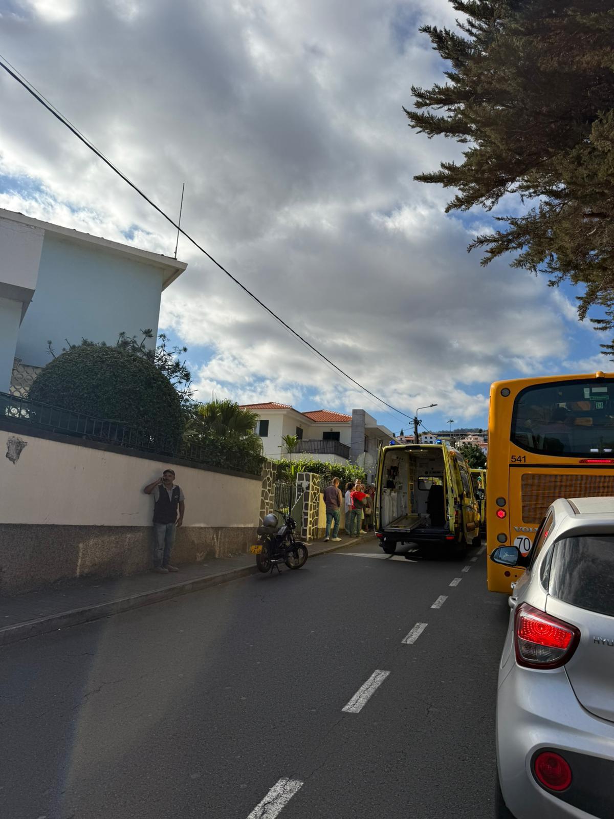 Várias ambulâncias estão no local.