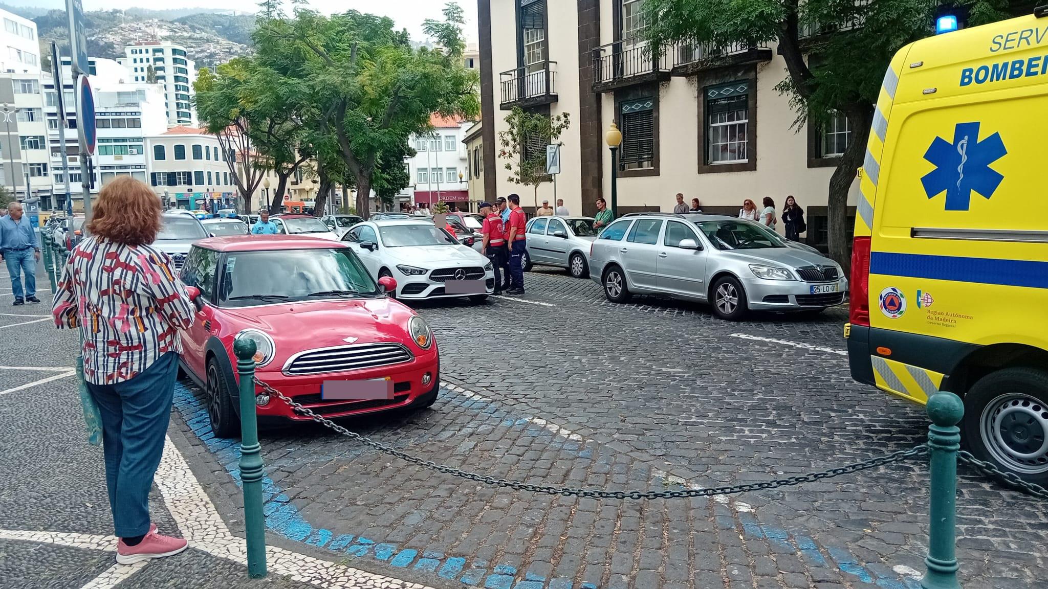 Muitos curiosos assistiram aos acontecimentos.