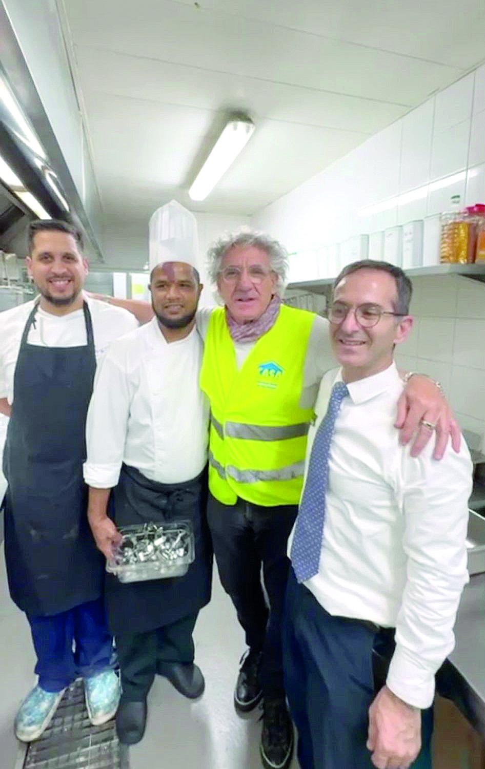 Voluntários recheiam com tempo e amor ‘sapatinhos’ dos mais frágeis (com fotos)