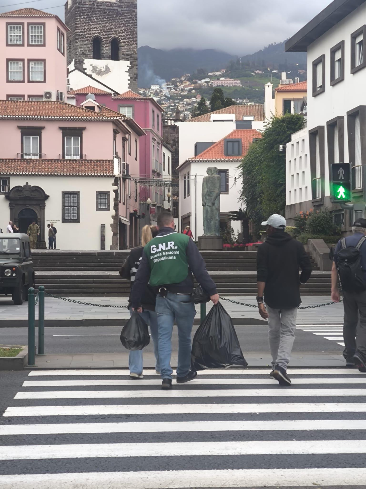 ARAE apreende material de vendedores ambulantes no Funchal (com fotos)