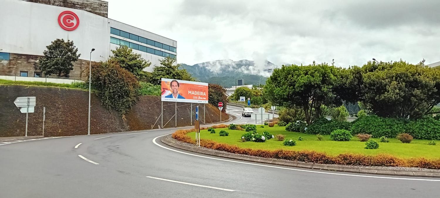 Cartazes de campanha eleitoral bem visíveis no centro de Santana