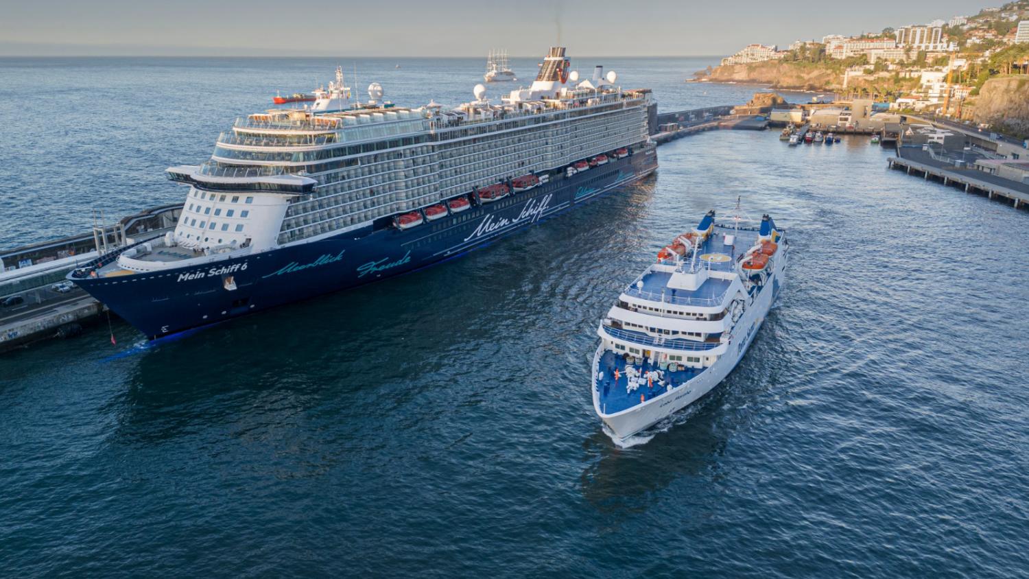 ‘Mein Schiff 6’ atracado na altura em que o Lobo Marinho partia do Funchal rumo ao Porto Santo.