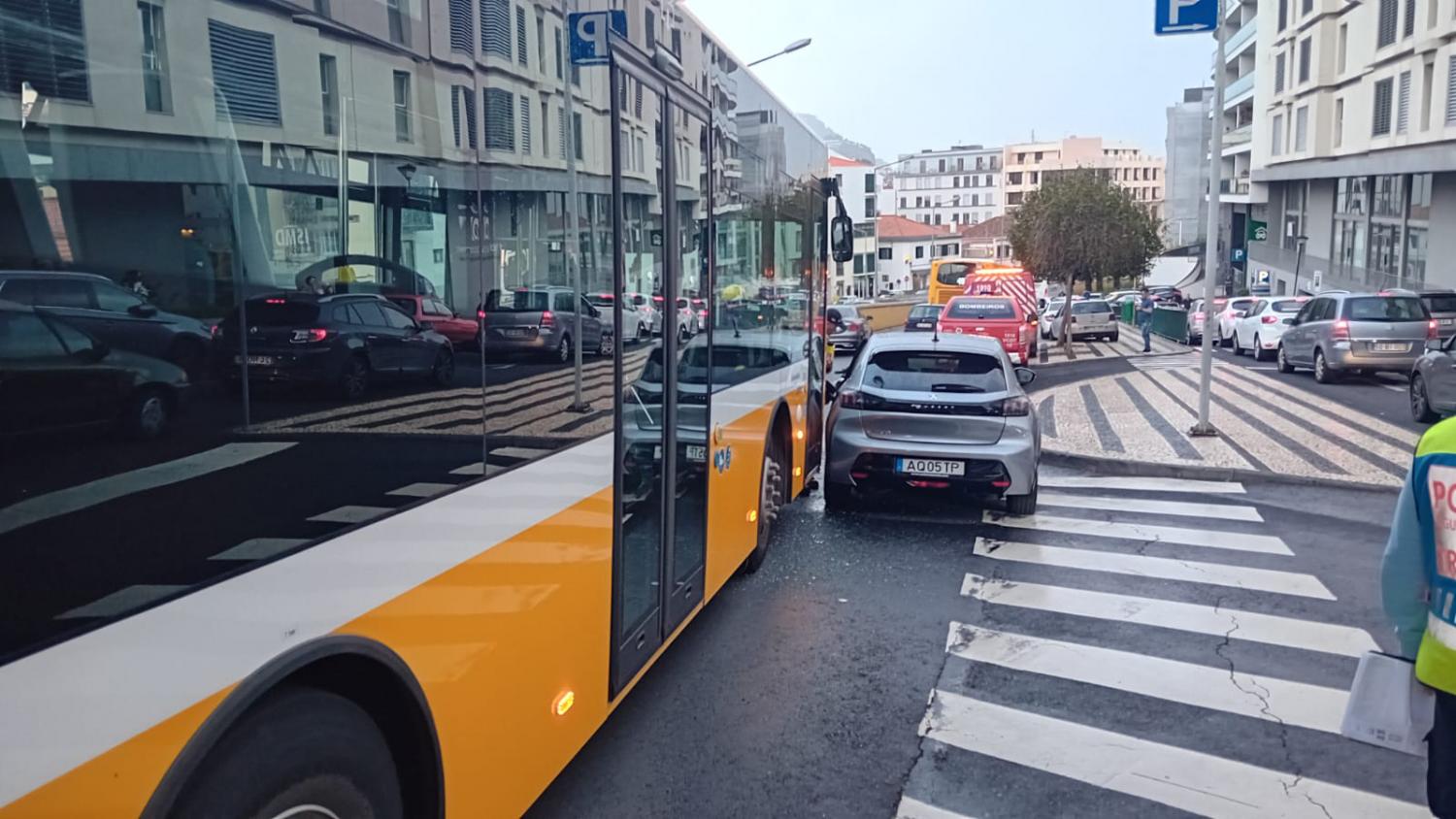 Acidente na Rua 5 de Outubro gera aparato e um ferido ligeiro