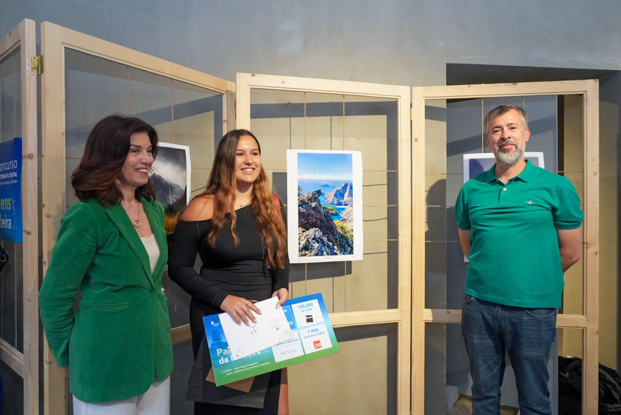 Diana Gonçalves, aluna na escola do Porto Santo, ficou em primeiro lugar com uma foto da ilha dourada.