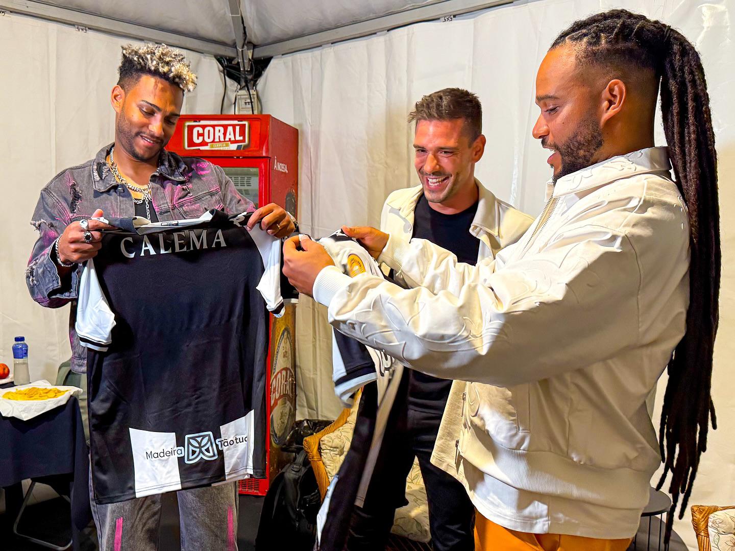 Calema receberam camisolas do CD Nacional.