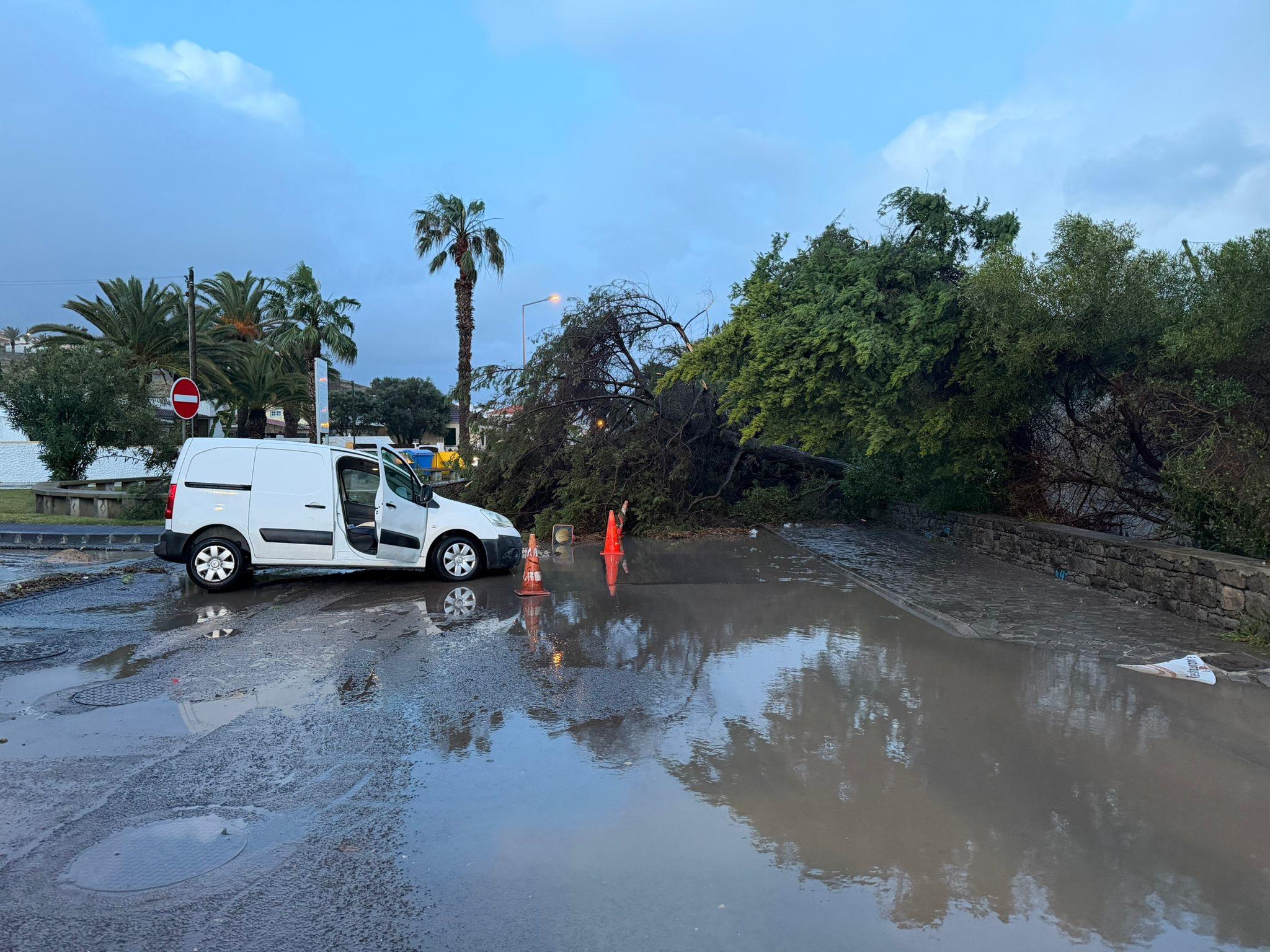 Estrada do Campo de Baixo ficou interrompida.