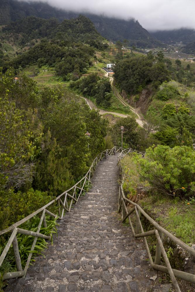 Apesar das duas centenas de degraus, faz-se bem quer a subida quer a descida.