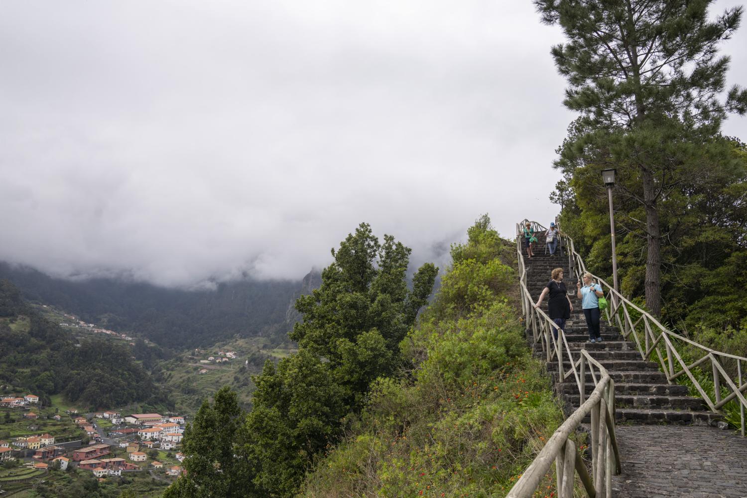 Estrangeiros procuram conhecer o templo.