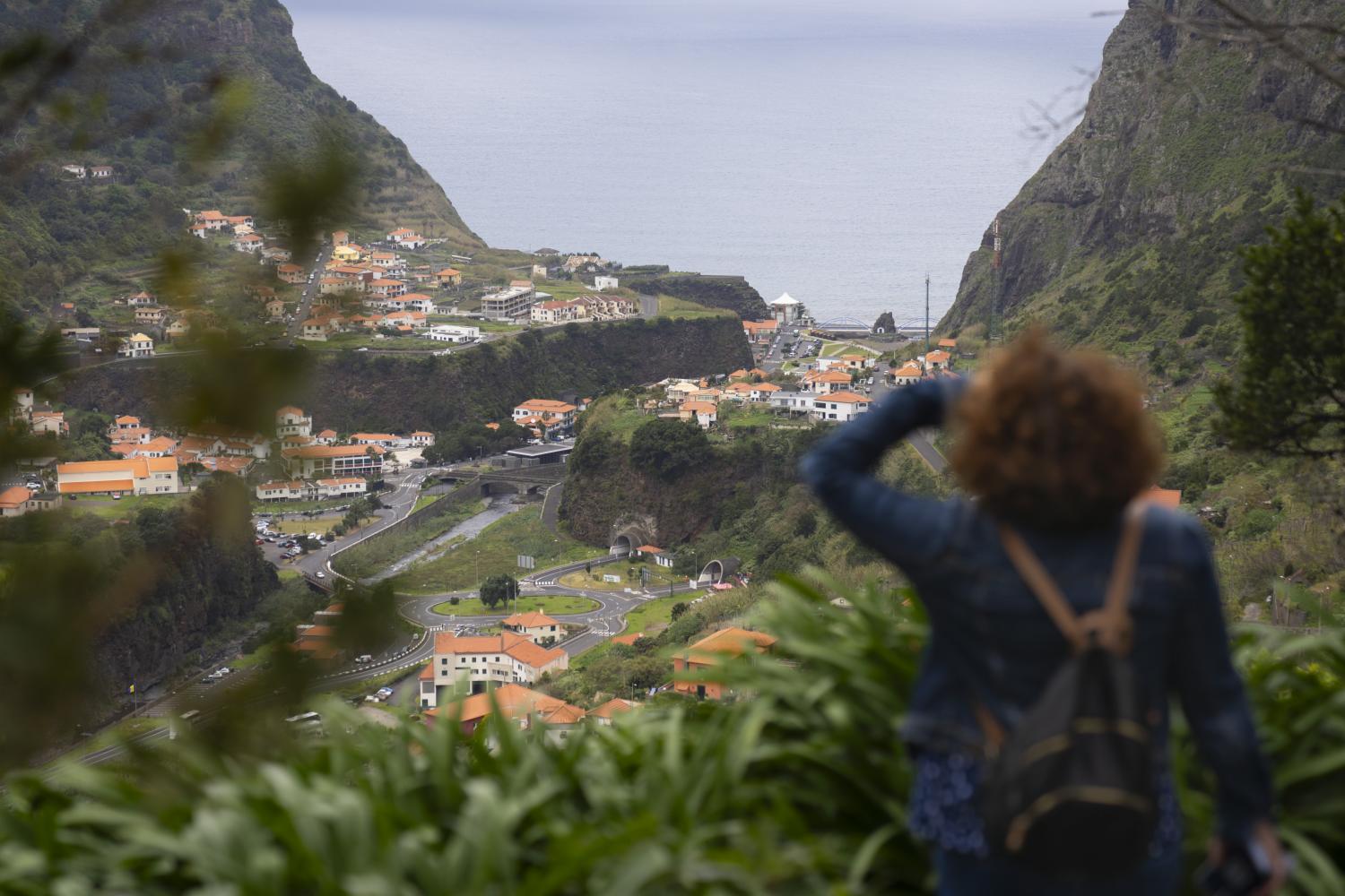 Deste pequeno santuário é possível ter vista para a serra e para o mar.