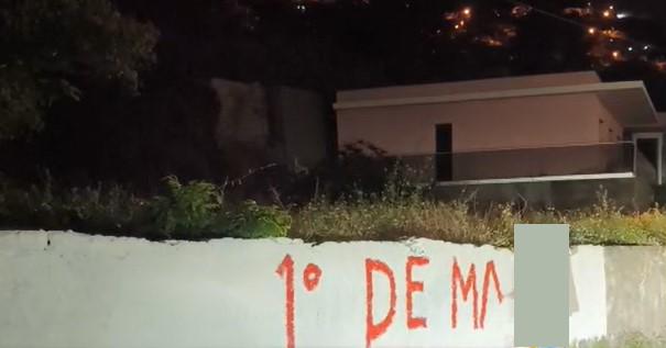 Indivíduo apanhado a grafitar parede em plena via pública em Santa Cruz