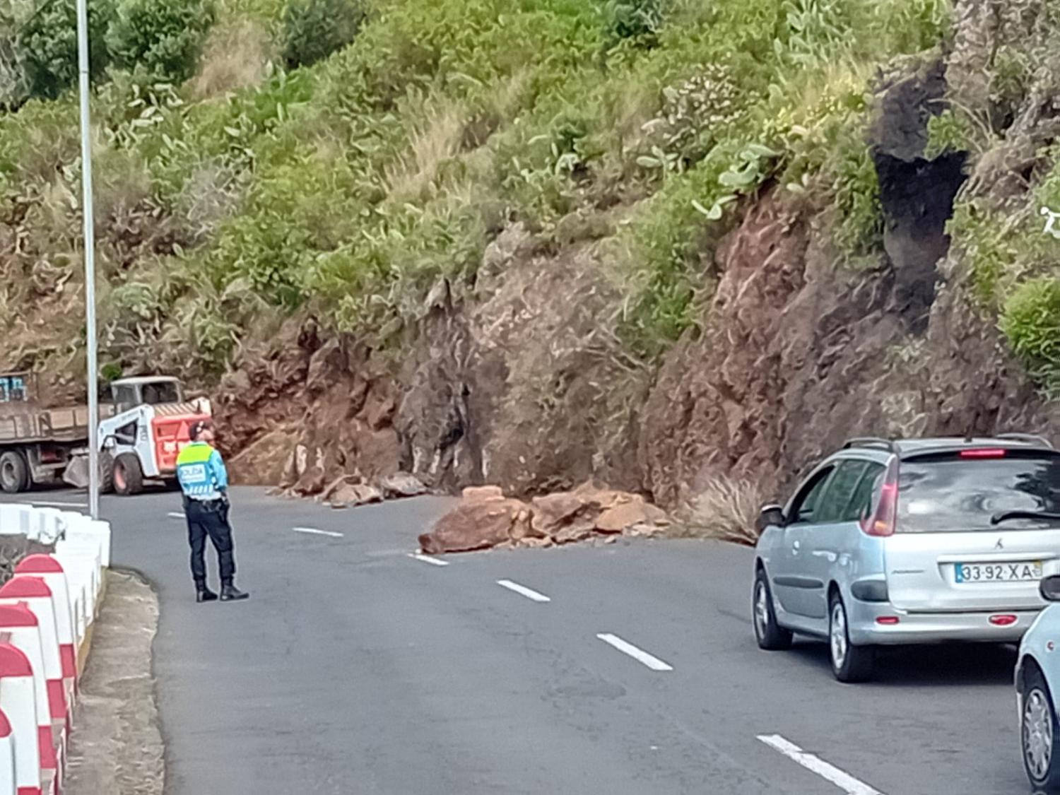 Algumas pedras de grandes dimensões foram retiradas pelos rocheiros.