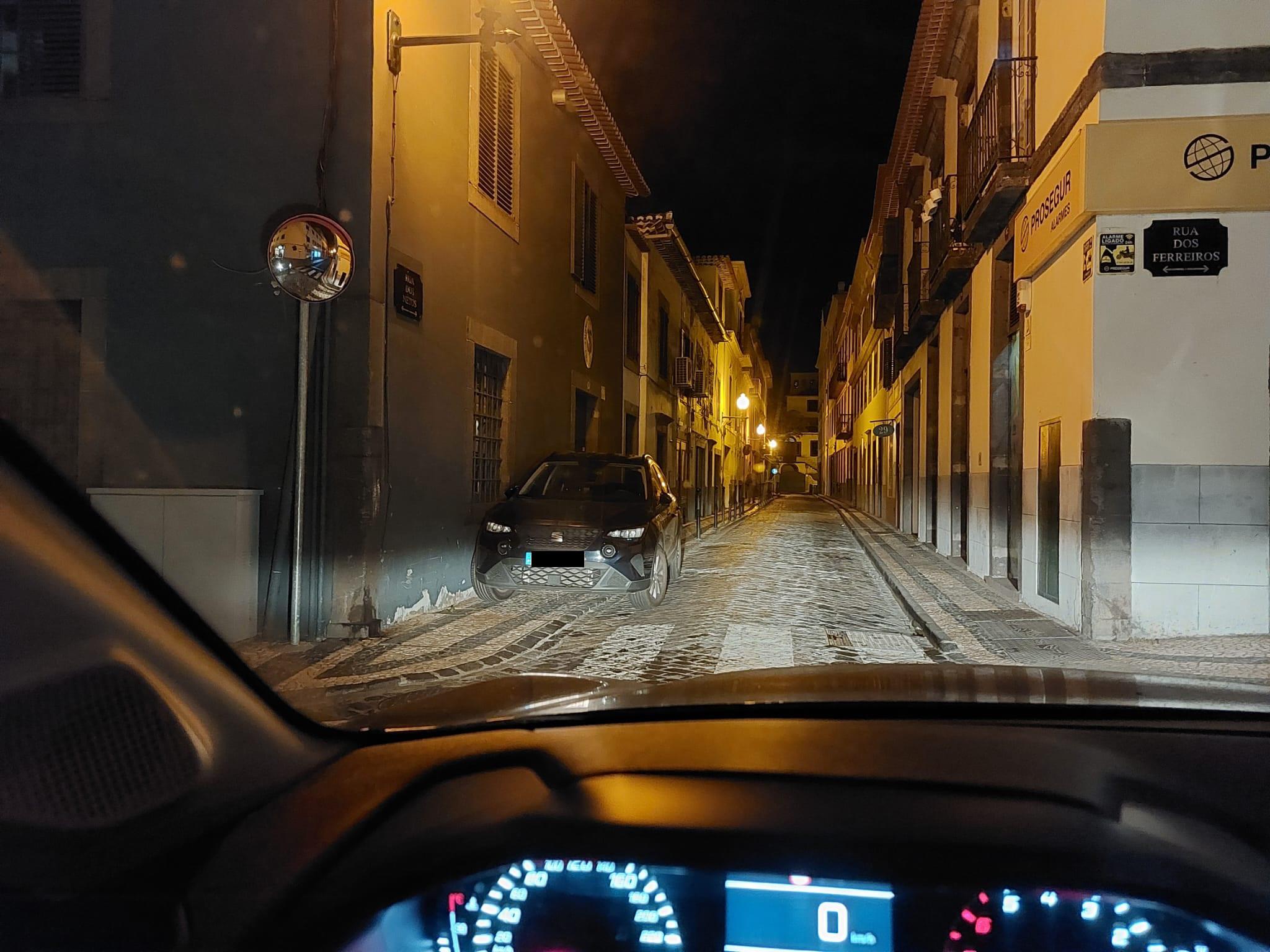 Viatura esteve toda a noite e manhã desta quarta-feira estacionada nesta posição