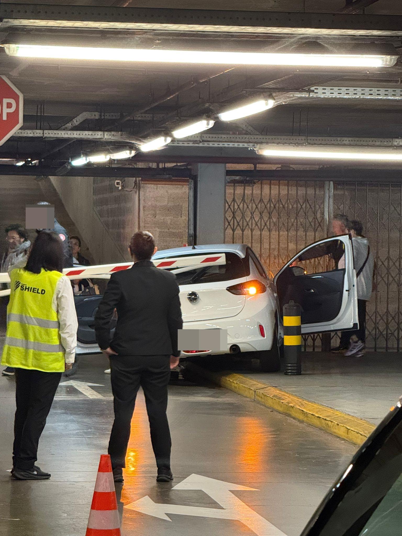 Viatura fica presa entre muro e barreira em acidente insólito no Funchal