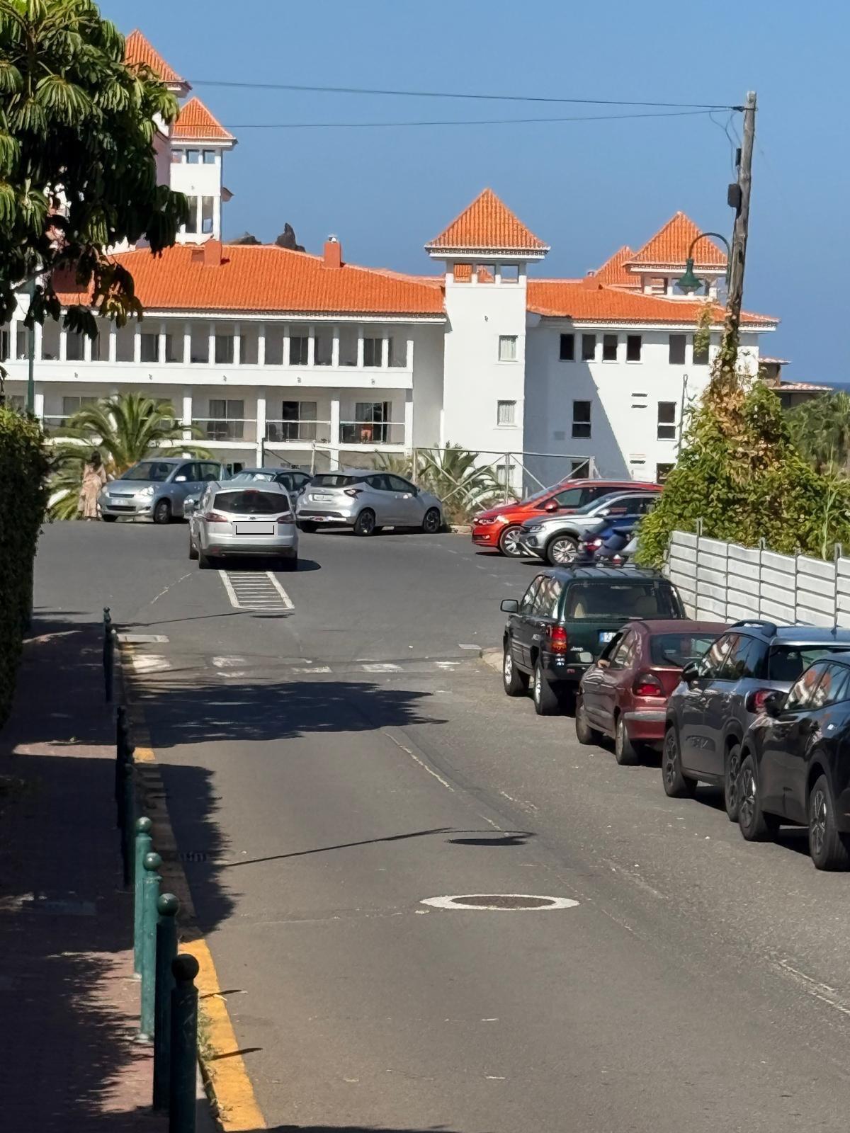 refere que várias viaturas ficam horas e dias estacionadas em zonas proibidas.