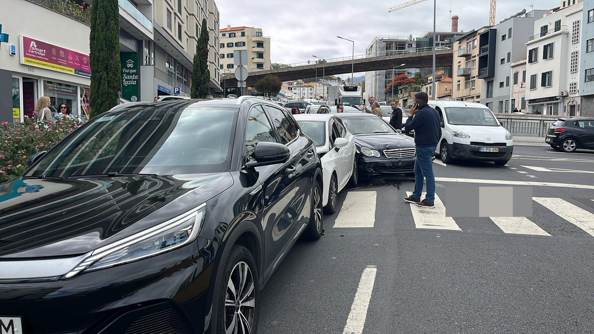 Várias viaturas estiveram envolvidas no acidente.