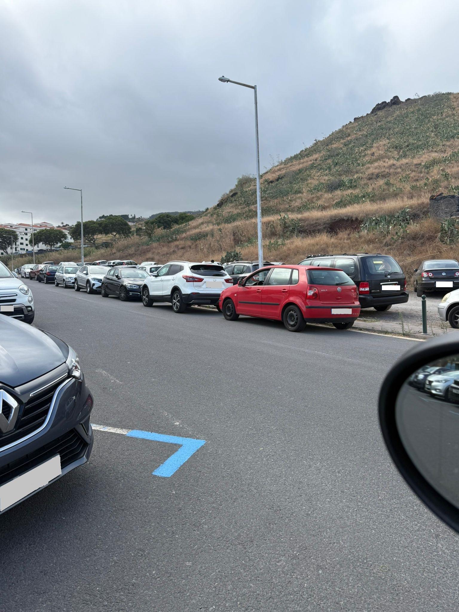 Segundo o morador, vários veículos estão estacionados em locais proibidos.