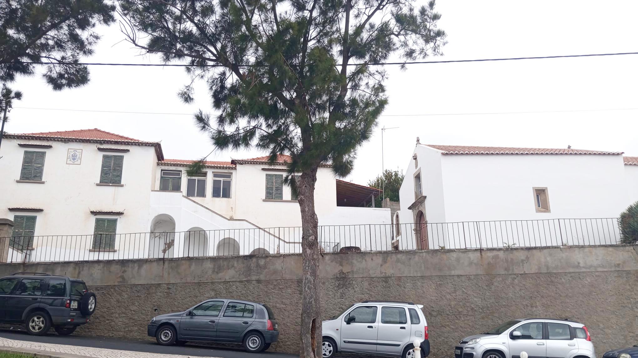 Perdidos e Achados: Casa do Bispo ao abandono preserva apenas brasão da história (com fotos)
