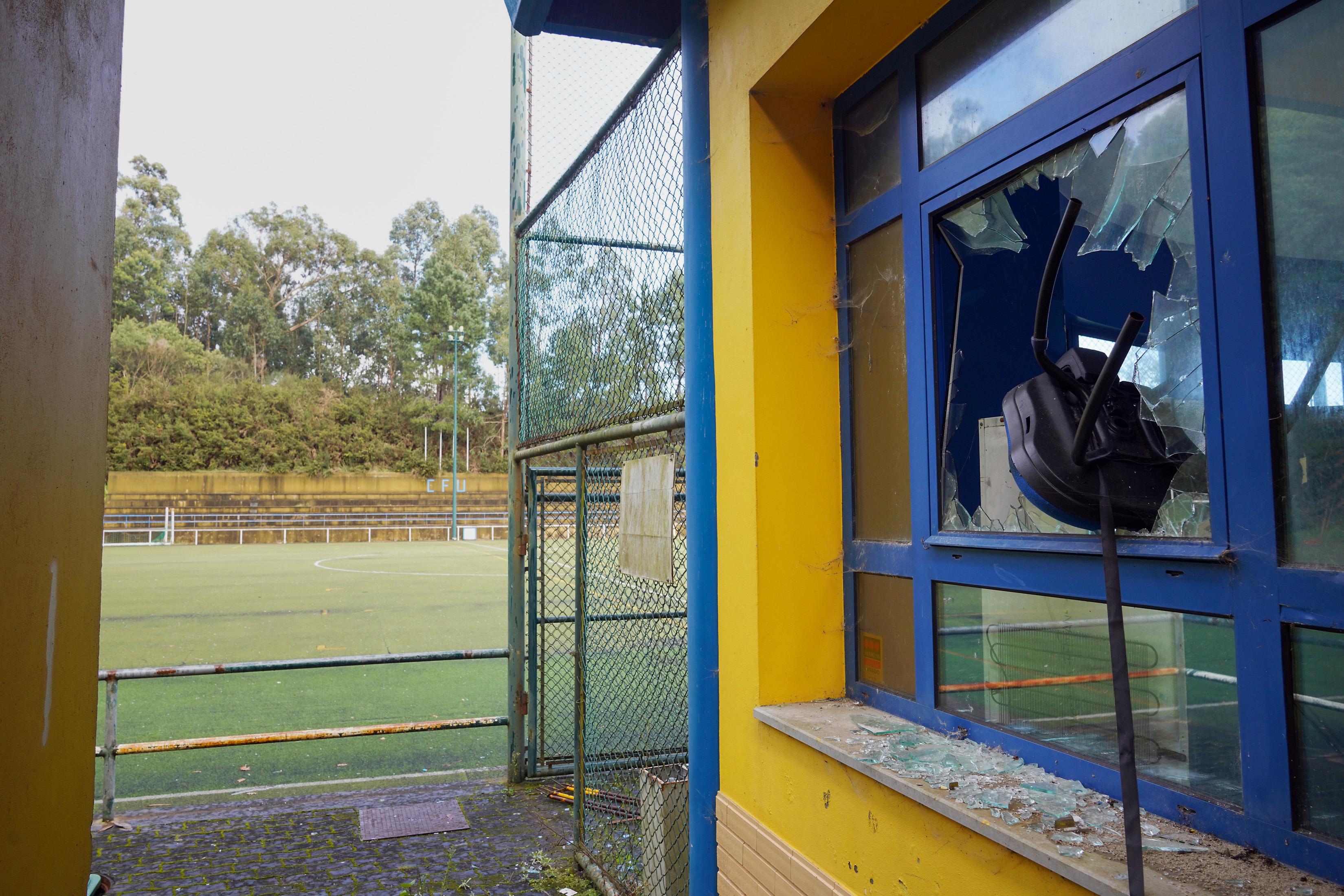 Complexo está marcado por vidros partidos e material destruído.