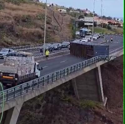 Contentor que condiciona trânsito na VR1 está a ser retirado