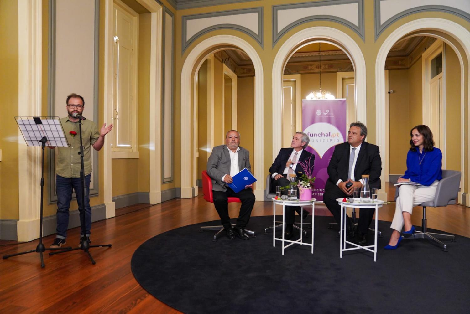 Crónicas com “cheiro a Madeira” publicadas no JM estão agora em livro