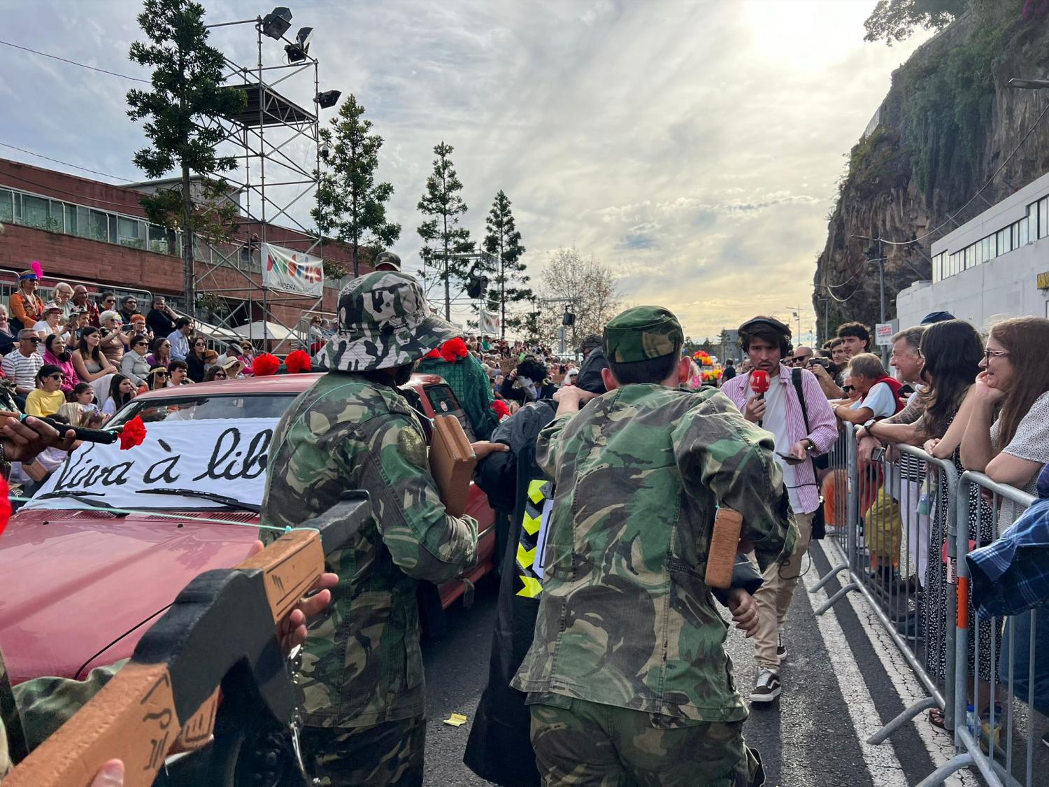 Estão a desfilar mais de 1.000 participantes.
