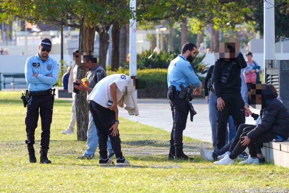 Polícia revista jovens na Praça do Povo (com fotos)