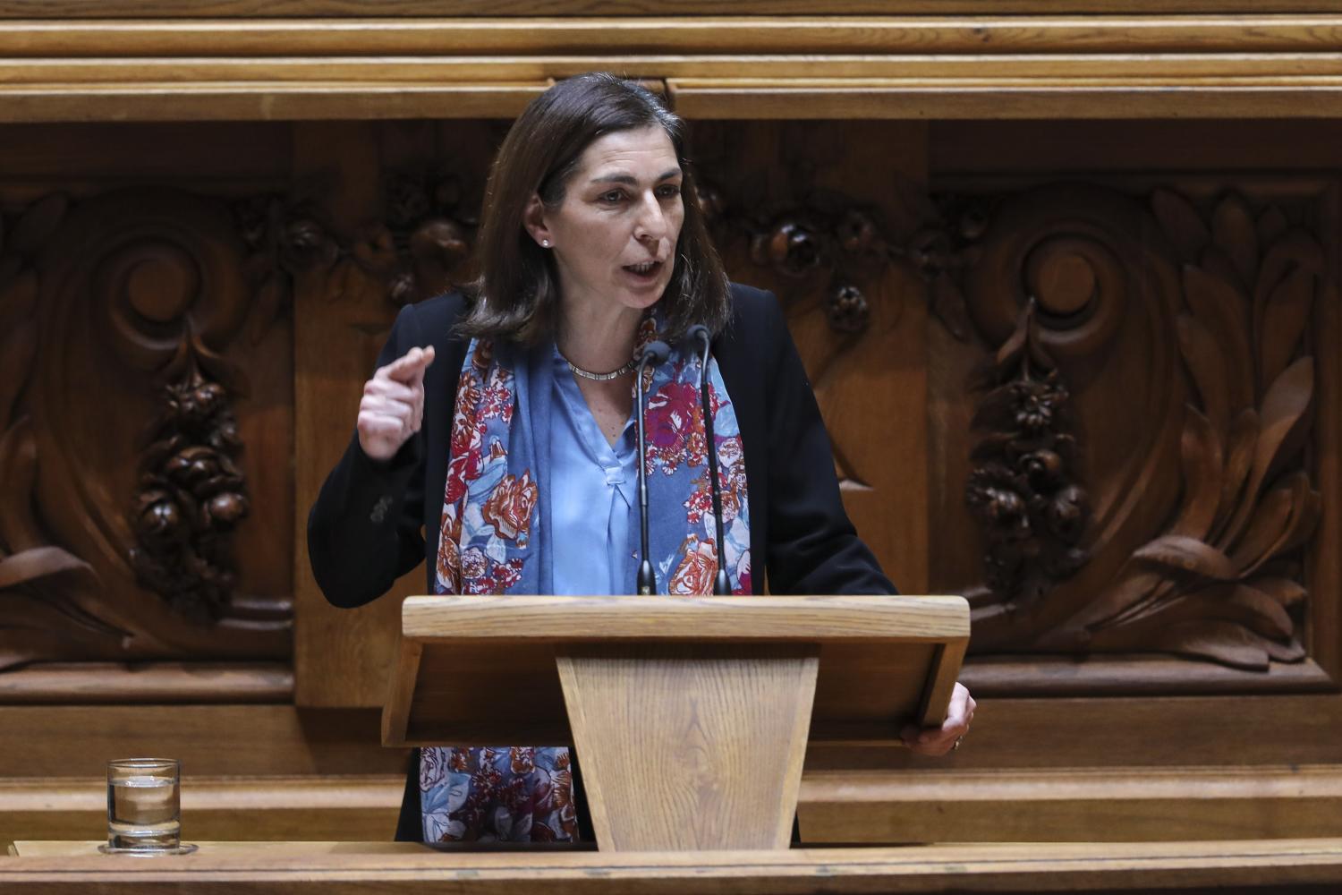 Ana Catarina Mendes condenou “fugas ao segredo de justiça e buscas aparatosas e mediáticas”.