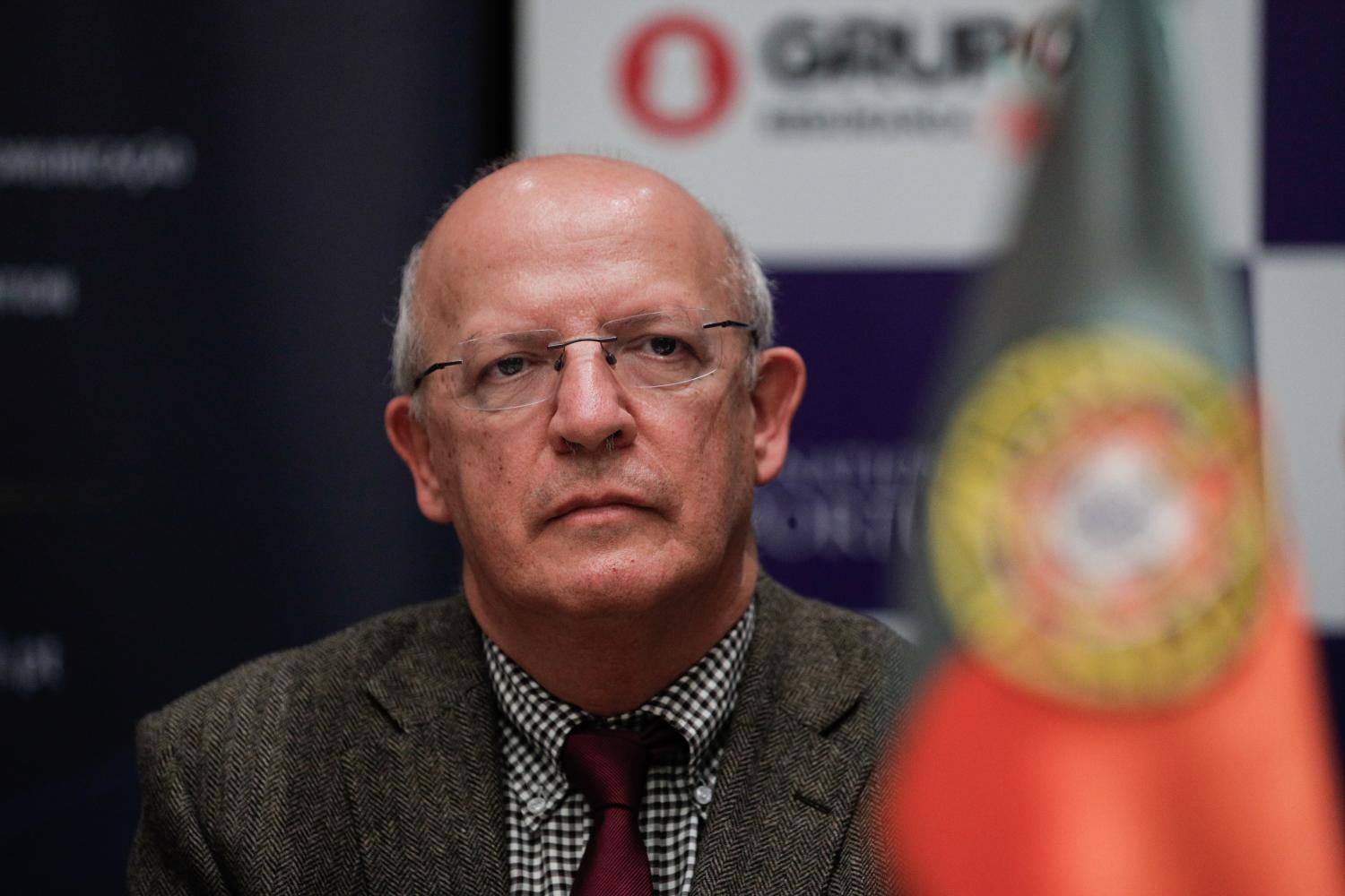 Augusto Santos Silva reagiu com perplexidade.