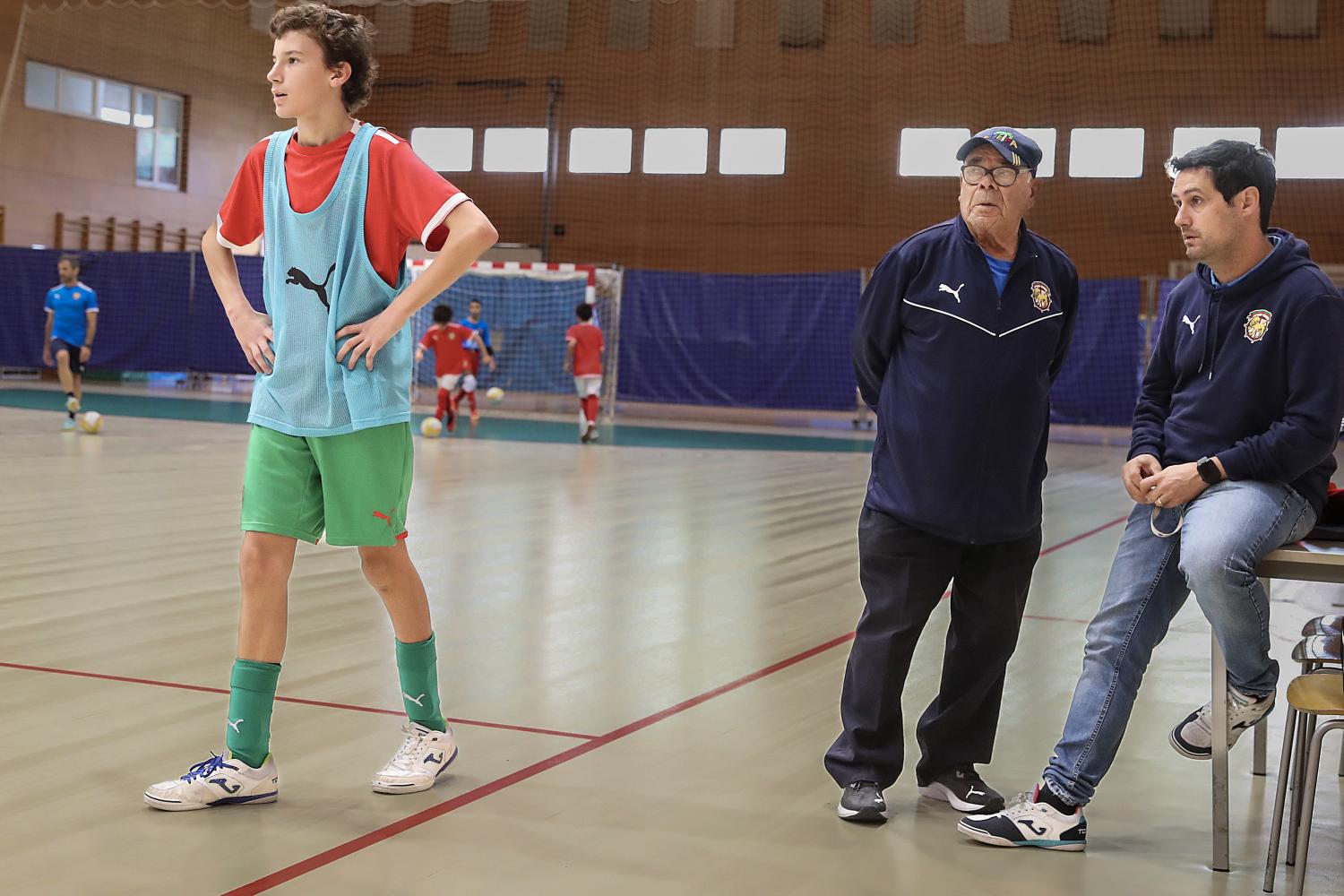 José Milagres (C) conversa com um dirigente do Marítimo, durante um jogo das camadas jovens.