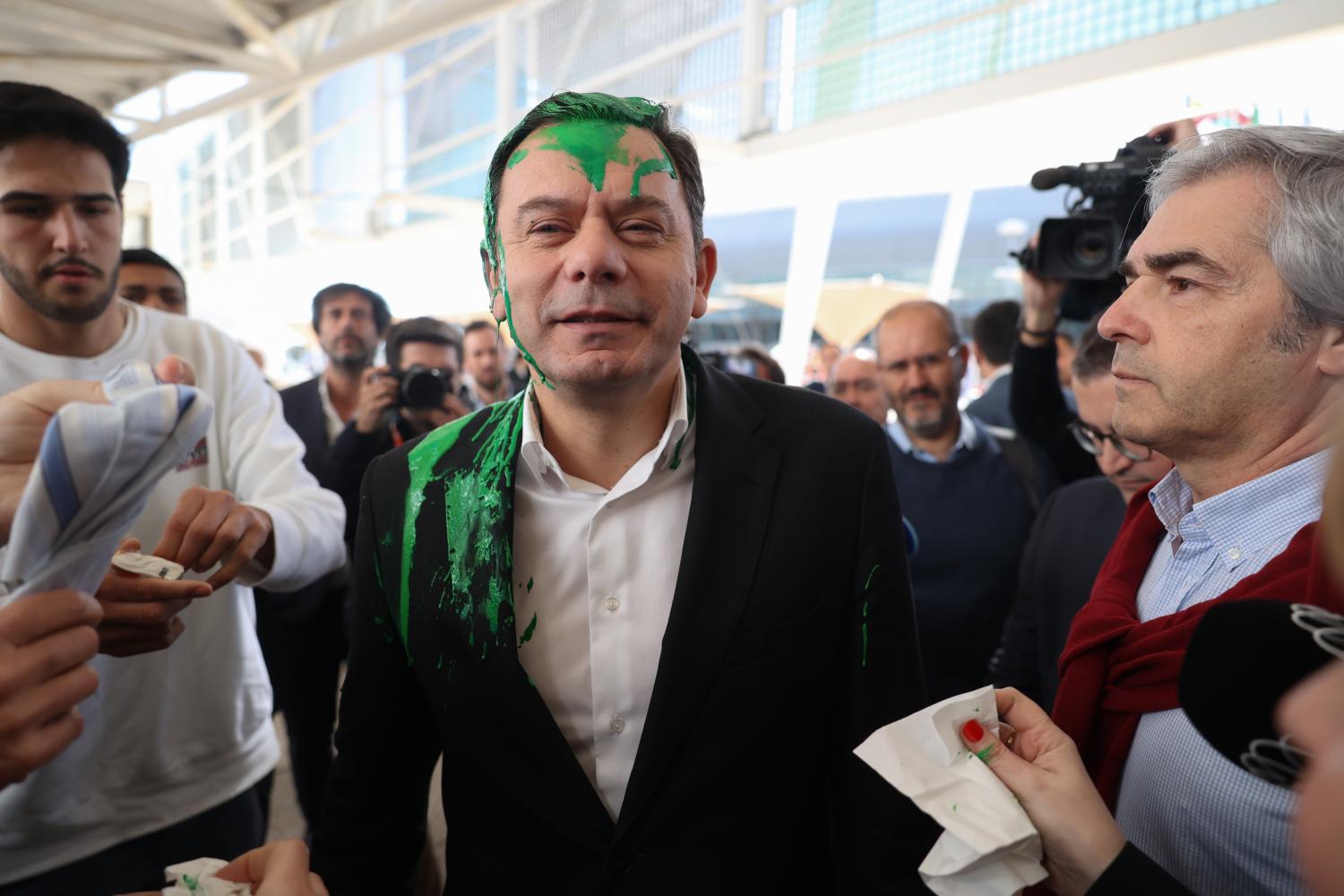 Luís Montenegro atingido com tinta durante campanha na BTL