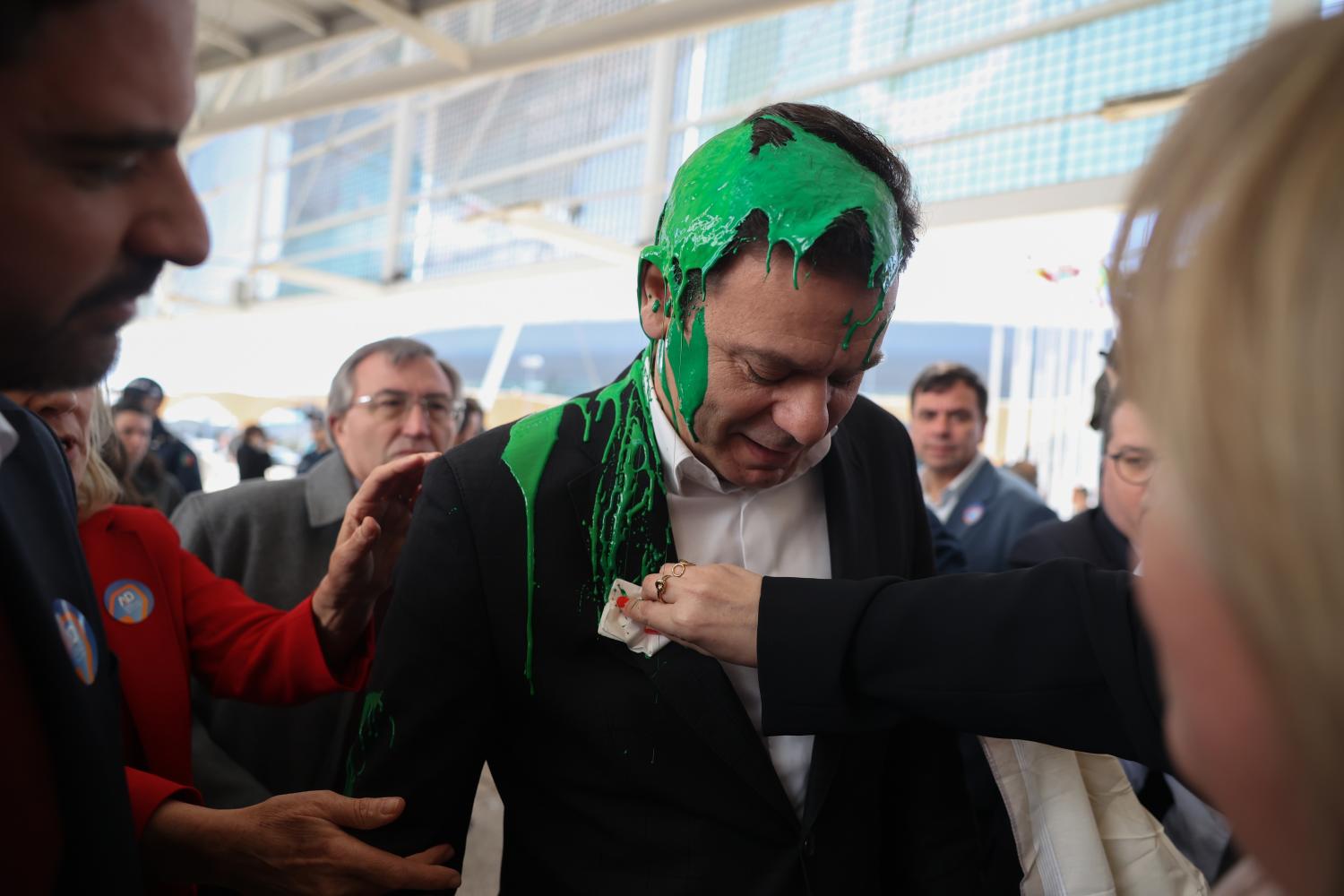 Luís Montenegro atingido com tinta durante campanha na BTL