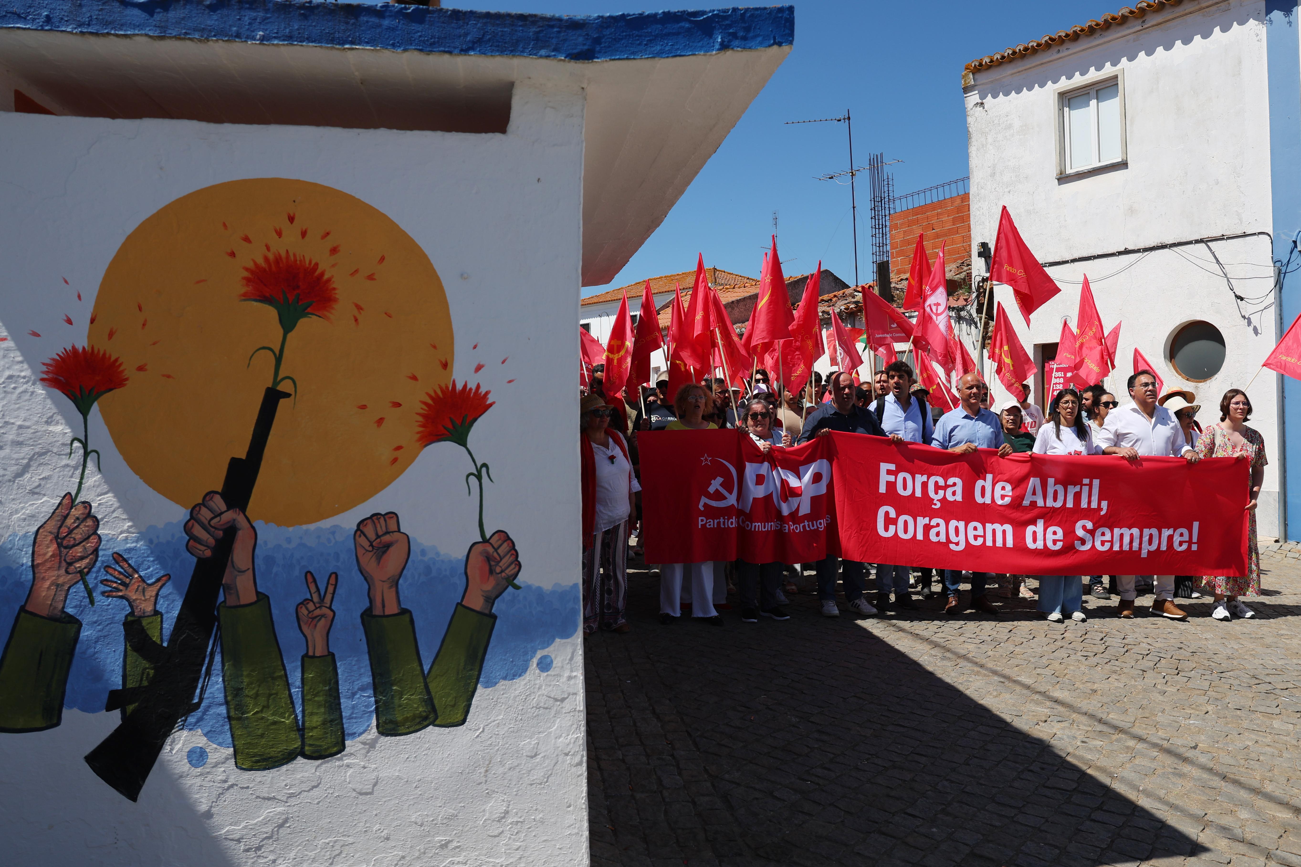 O secretário-geral do Partido Comunista Português (PCP), Paulo Raimundo (C), durante uma homenagem na freguesia de Baleizão a Catarina Eufémia, no 71.º aniversário do seu assassinato. Beja, 25 de maio de 2025. NUNO VEIGA/LUSA