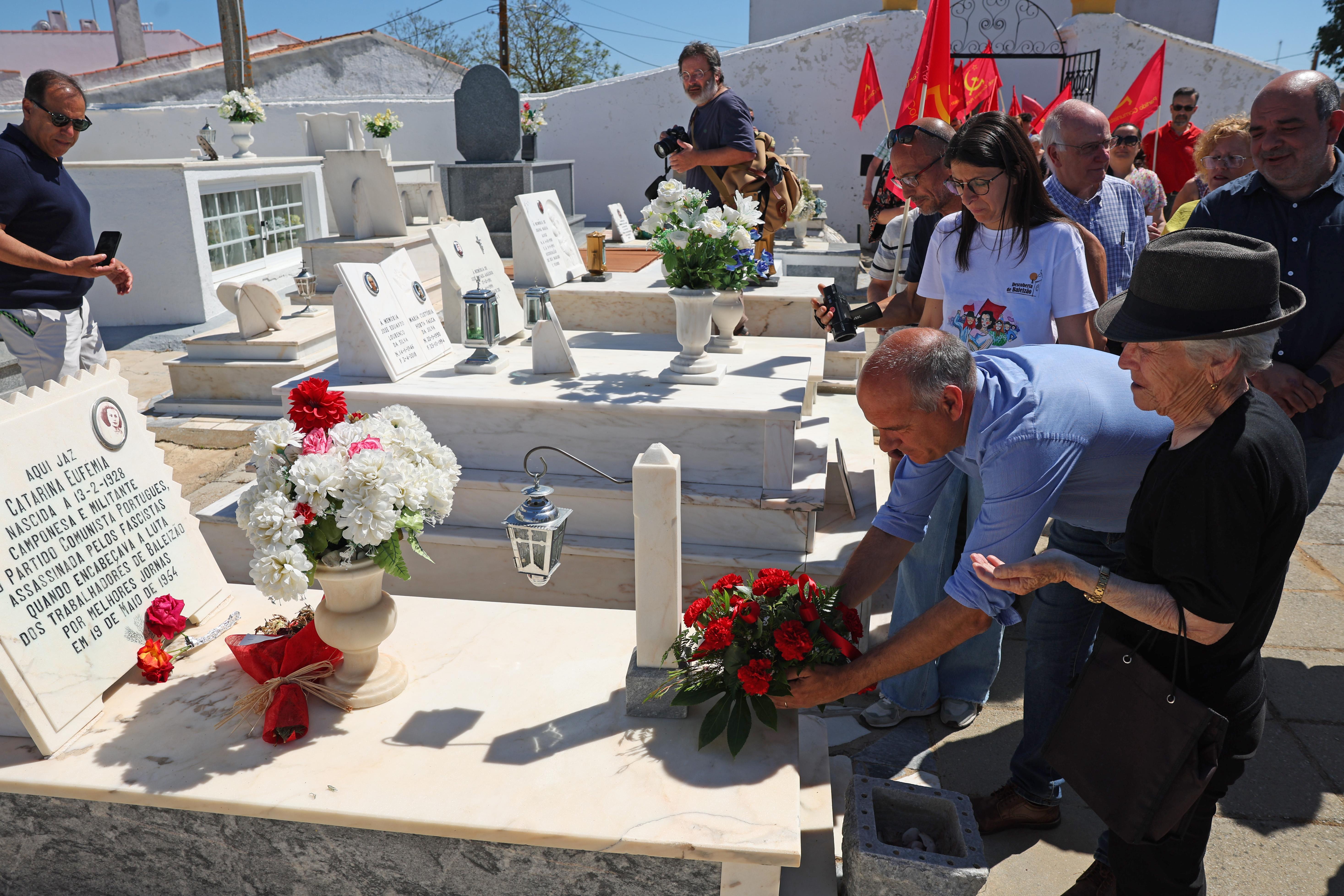 O secretário-geral do Partido Comunista Português (PCP), Paulo Raimundo (D), durante uma homenagem no cemitério de Baleizão na campa onde está sepultada Catarina Eufémia, no 71.º aniversário do seu assassinato. Beja, 25 de maio de 2025.