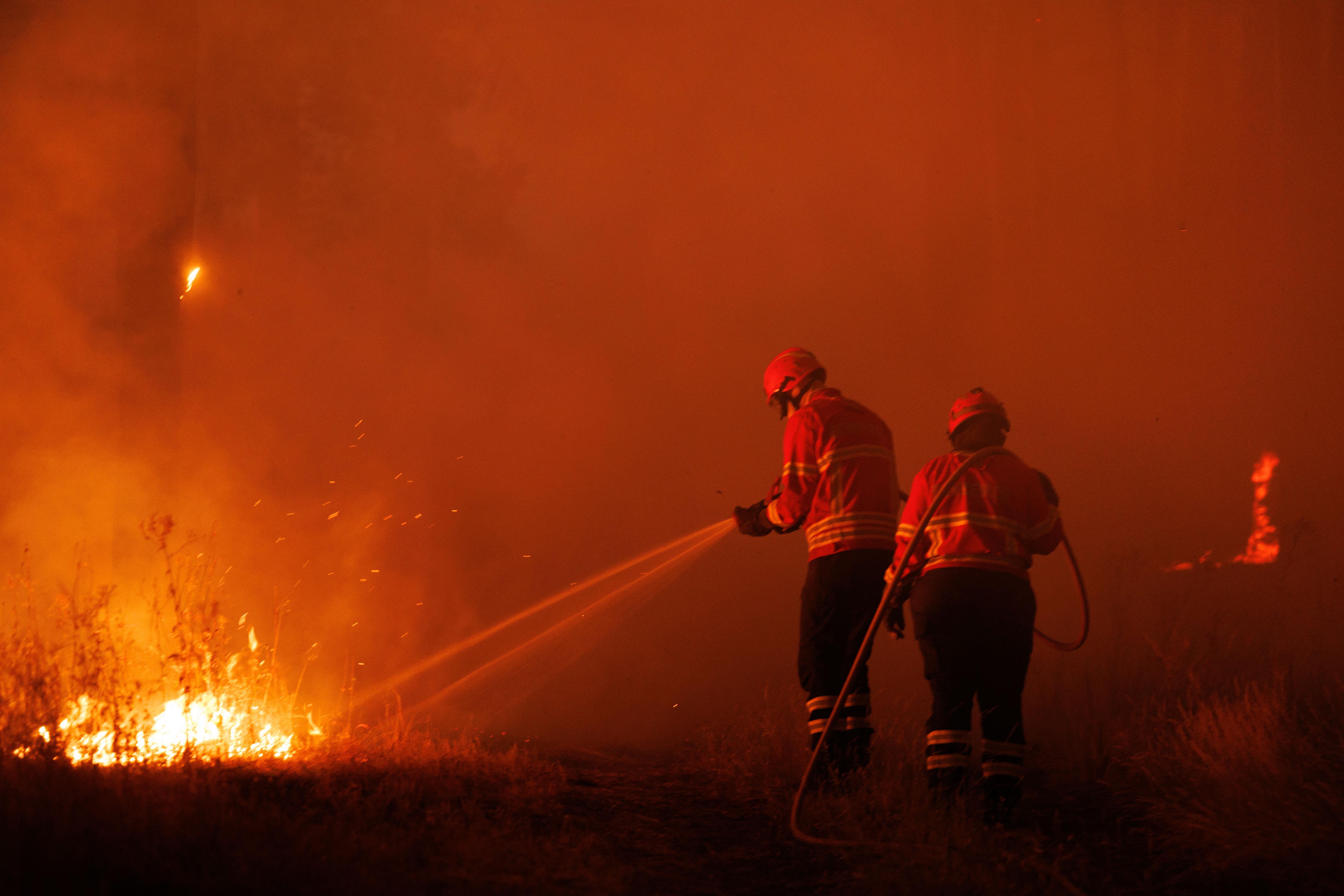 Bombeiros combatem as chamas durante um incêndio em São Martinho da Anta, concelho de Sabrosa, Vila Real, 2 de agosto de 2025. O fogo que começou em São Cibrão, Vila Real, alastrou para o concelho de Sabrosa, onde lavra em duas frentes com alguma intensidade e mobiliza cerca de 240 operacionais. PEDRO SARMENTO COSTA/LUSA