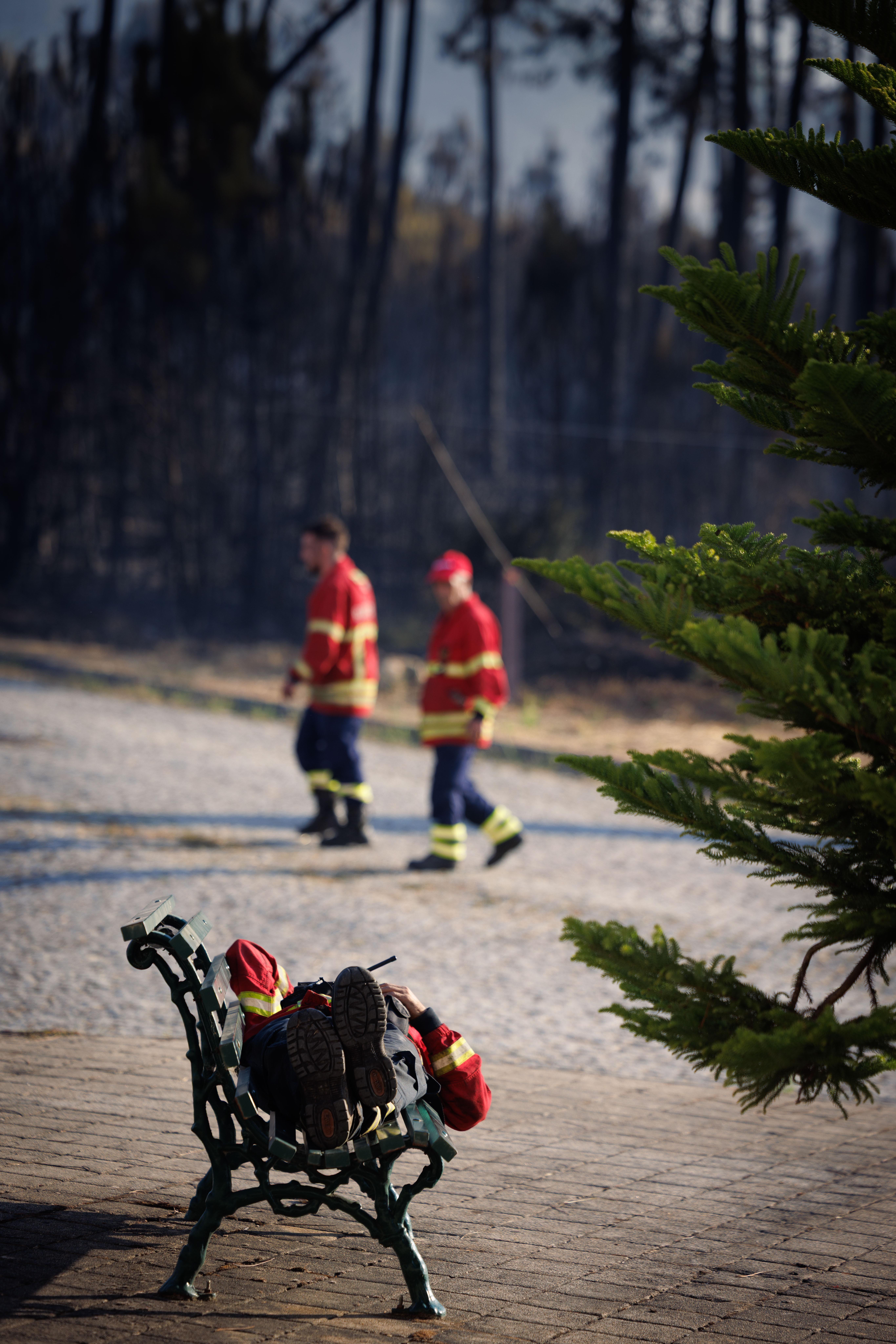 Bombeiros descansam depois de uma noite a combater o incêndio em São Martinho da Anta, Sabrosa, 03 de agosto de 2025. PEDRO SARMENTO COSTA/LUSA