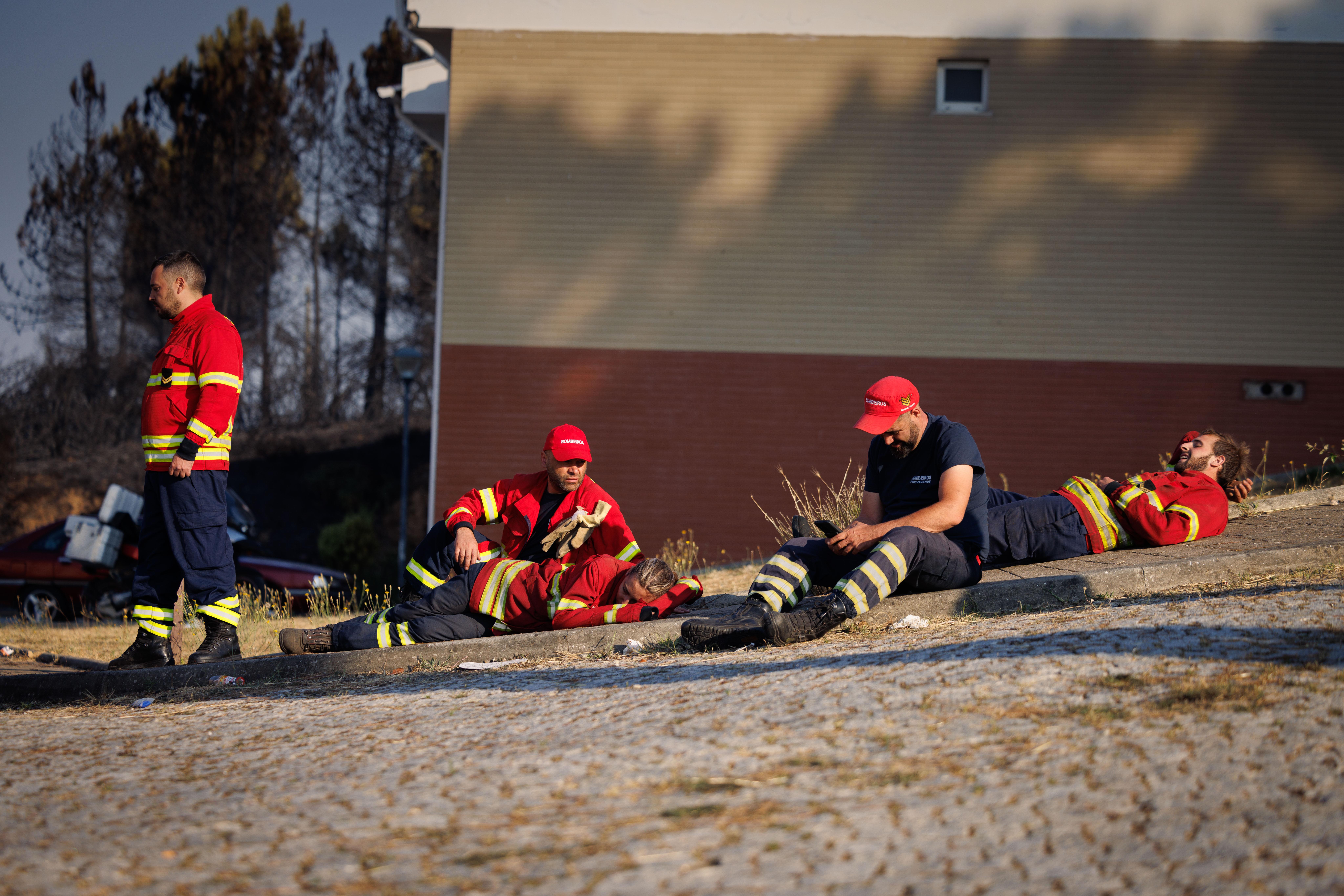 Bombeiros descansam depois de uma noite a combater o incêndio em São Martinho da Anta, Sabrosa, 03 de agosto de 2025. PEDRO SARMENTO COSTA/LUSA