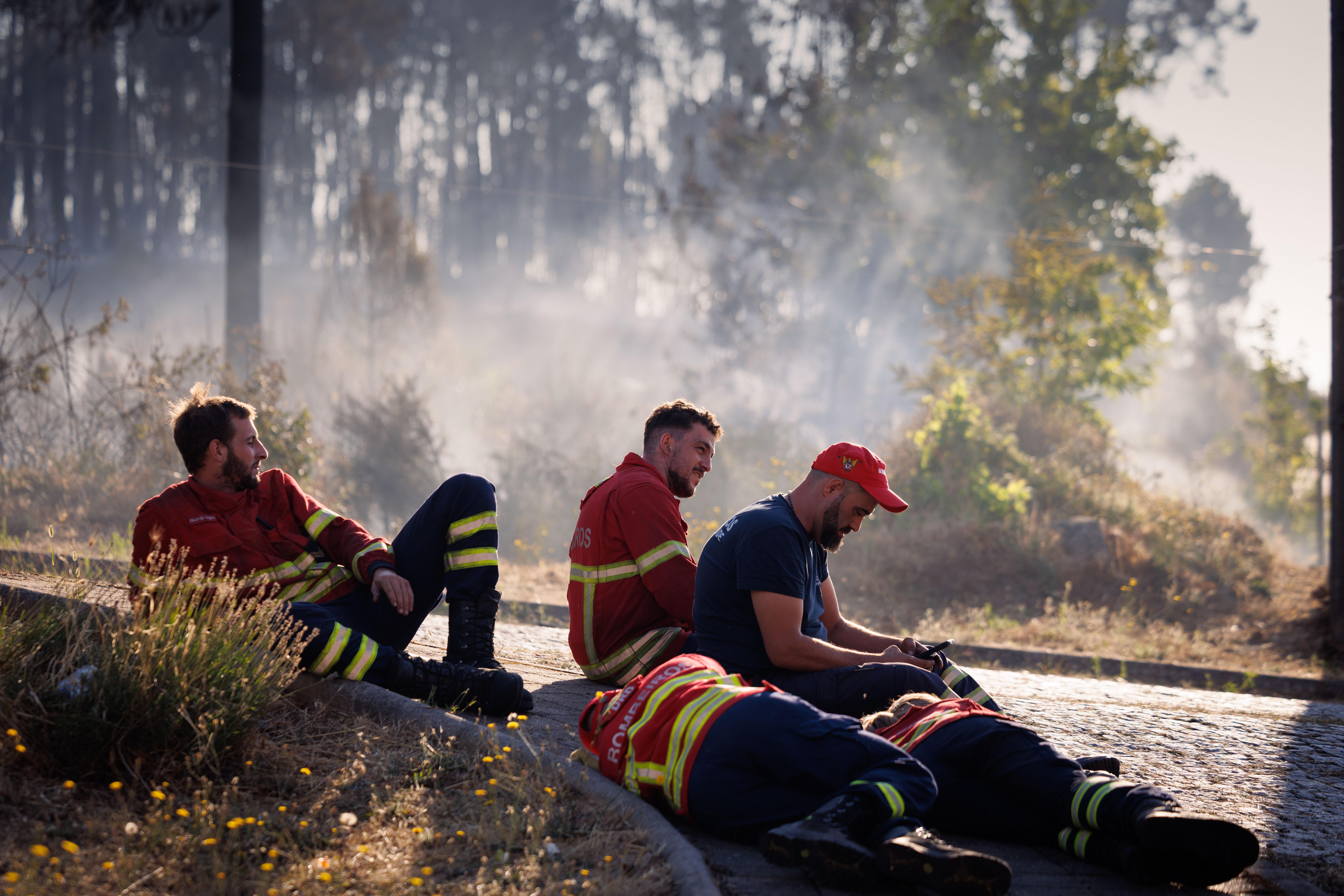 Bombeiros descansam depois de uma noite a combater o incêndio em São Martinho da Anta, Sabrosa, 03 de agosto de 2025. PEDRO SARMENTO COSTA/LUSA