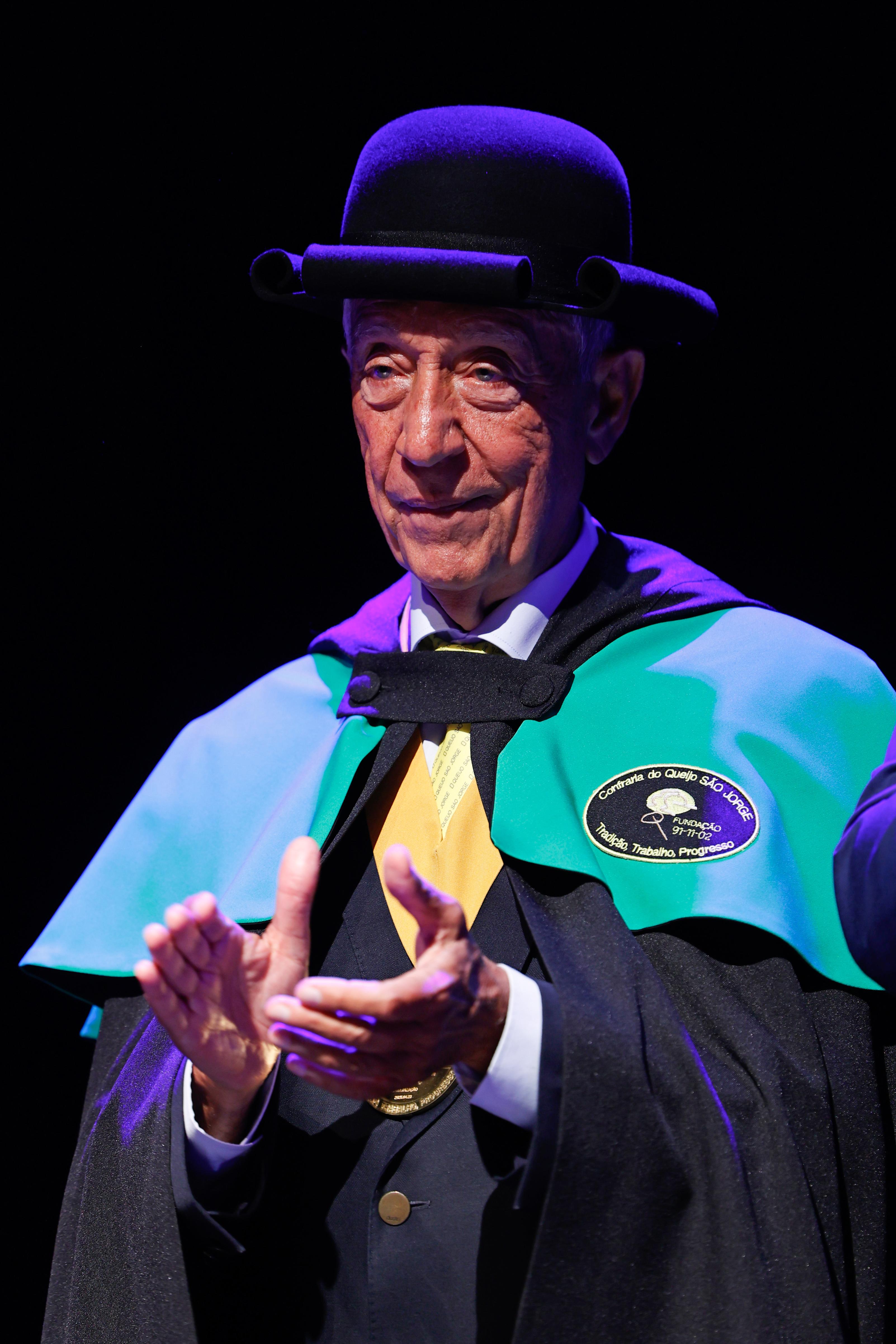 O Presidente da República, Marcelo Rebelo de Sousa, após ser entronizado Confrade da Confraria do Queijo de São Jorge, no âmbito de uma visita à região autónoma dos Açores. Velas, 03 de agosto de 2025. NUNO VEIGA/LUSA