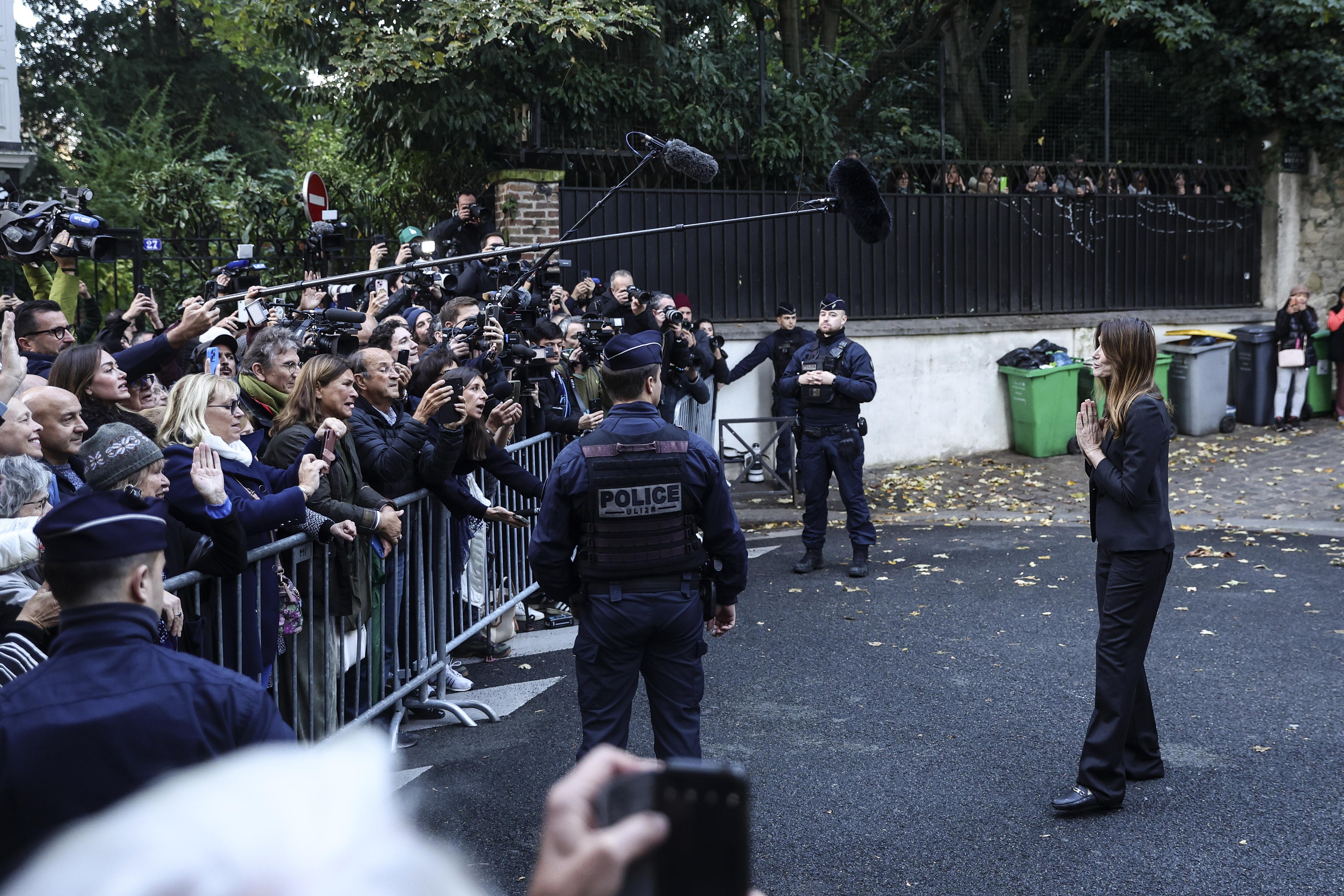 Carla Bruni, mulher do ex-Presidente francês, agradece o apoio dos manifestantes.
