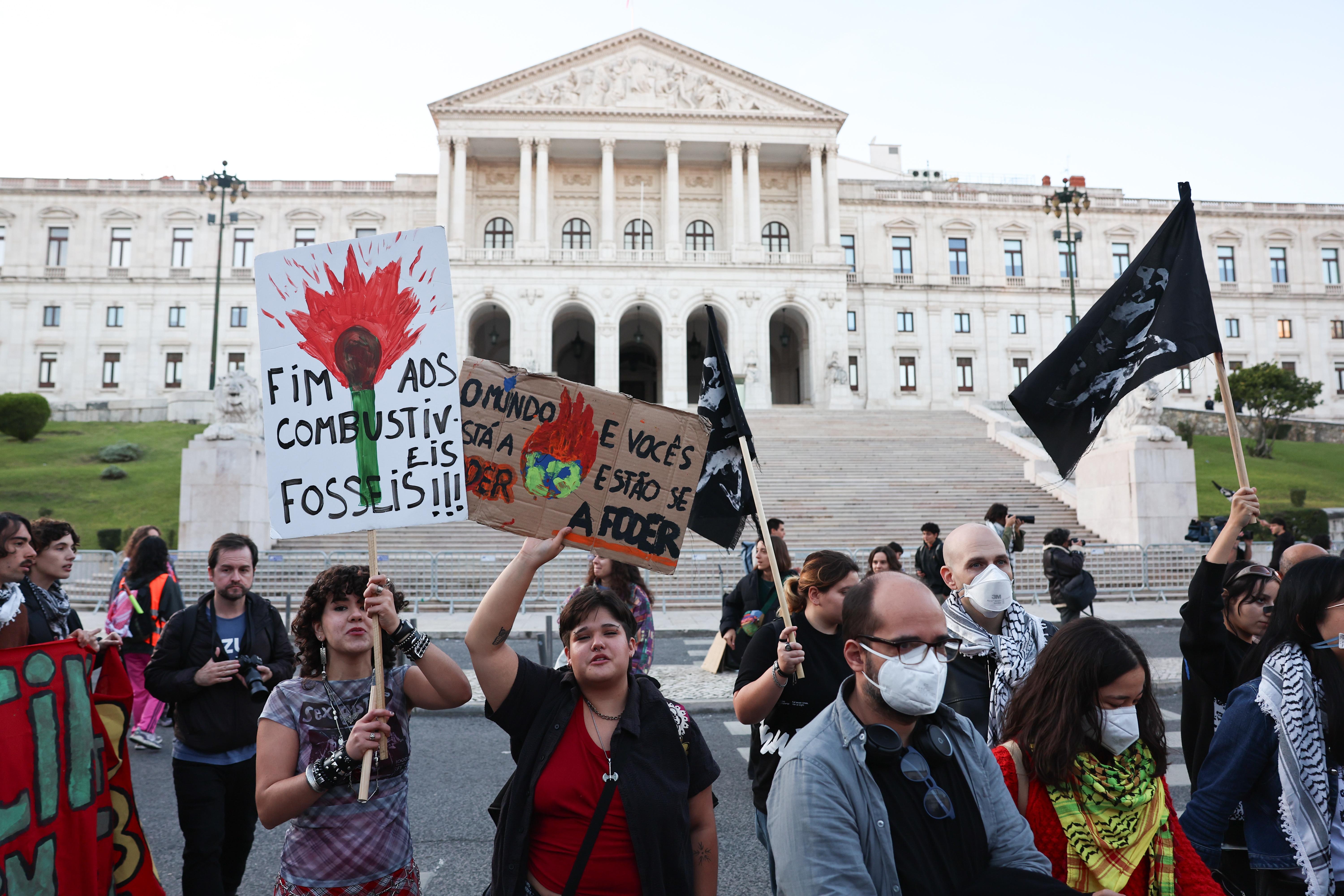 Mais de 200 marcham pelo fim dos combustíveis fósseis até 2030 (com fotos)