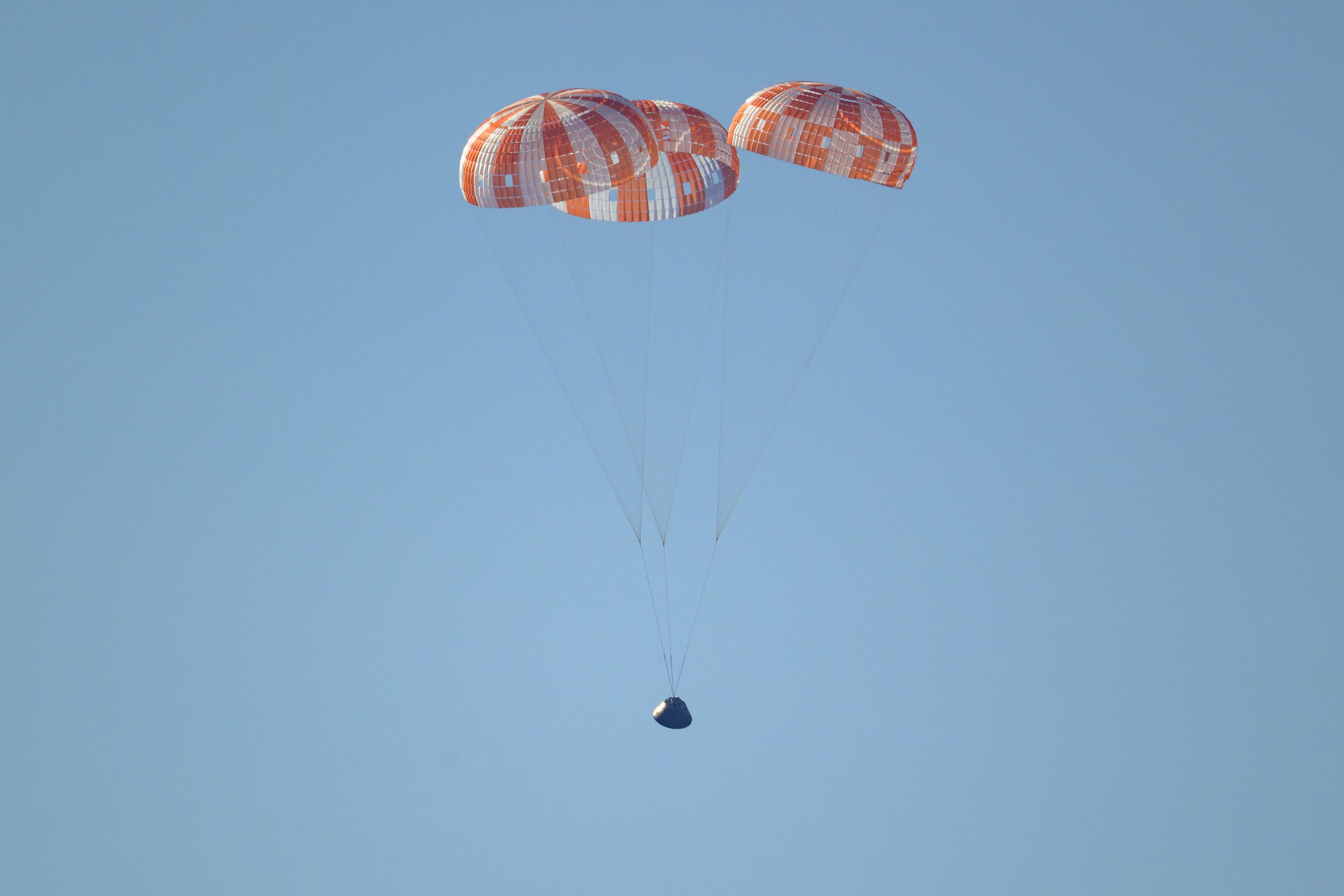 Artemis II conclui missão com sucesso meio século depois da Apollo. Veja as imagens