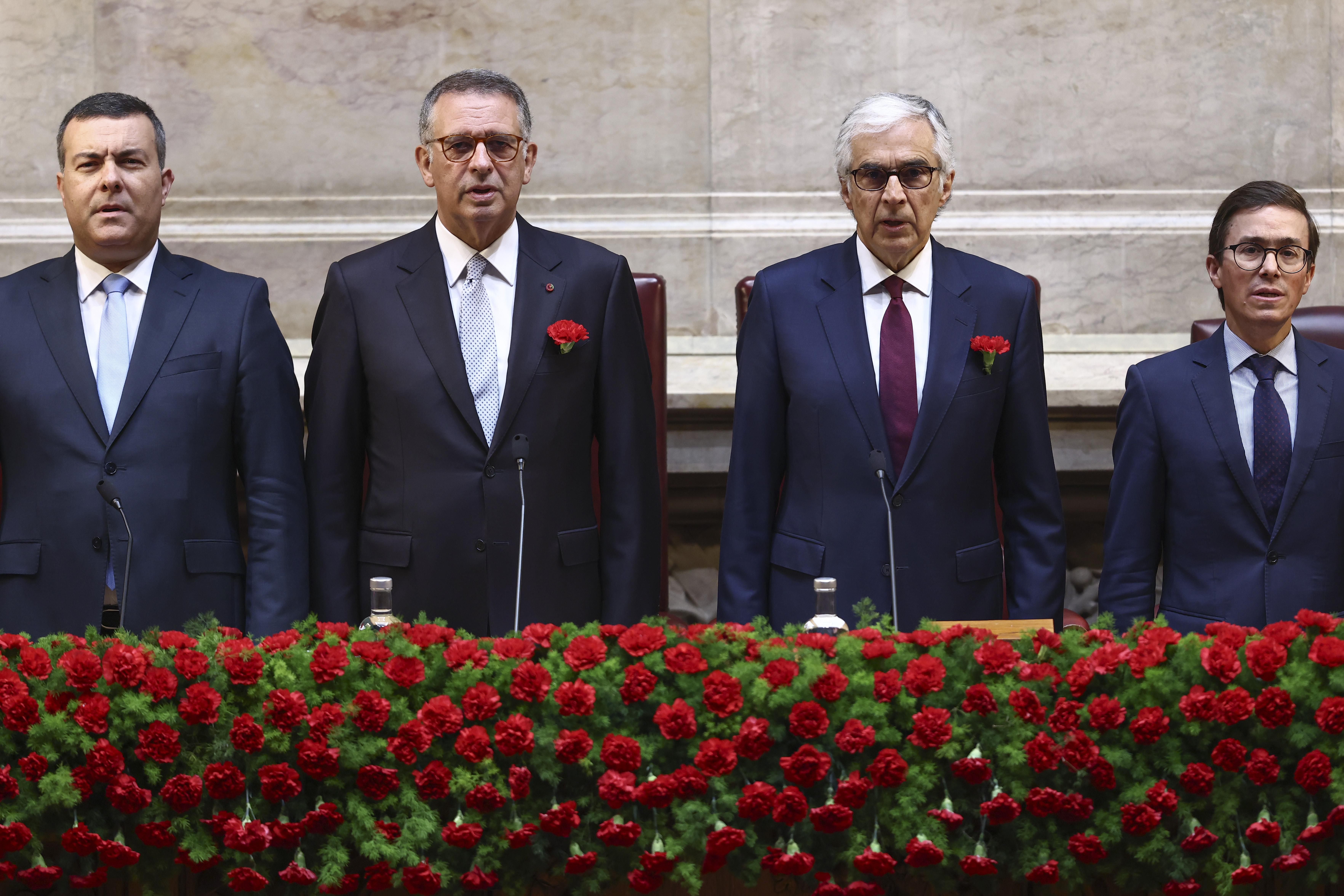 25 Abril: Seguro de cravo vermelho na lapela na estreia em sessão solene que assinala revolução