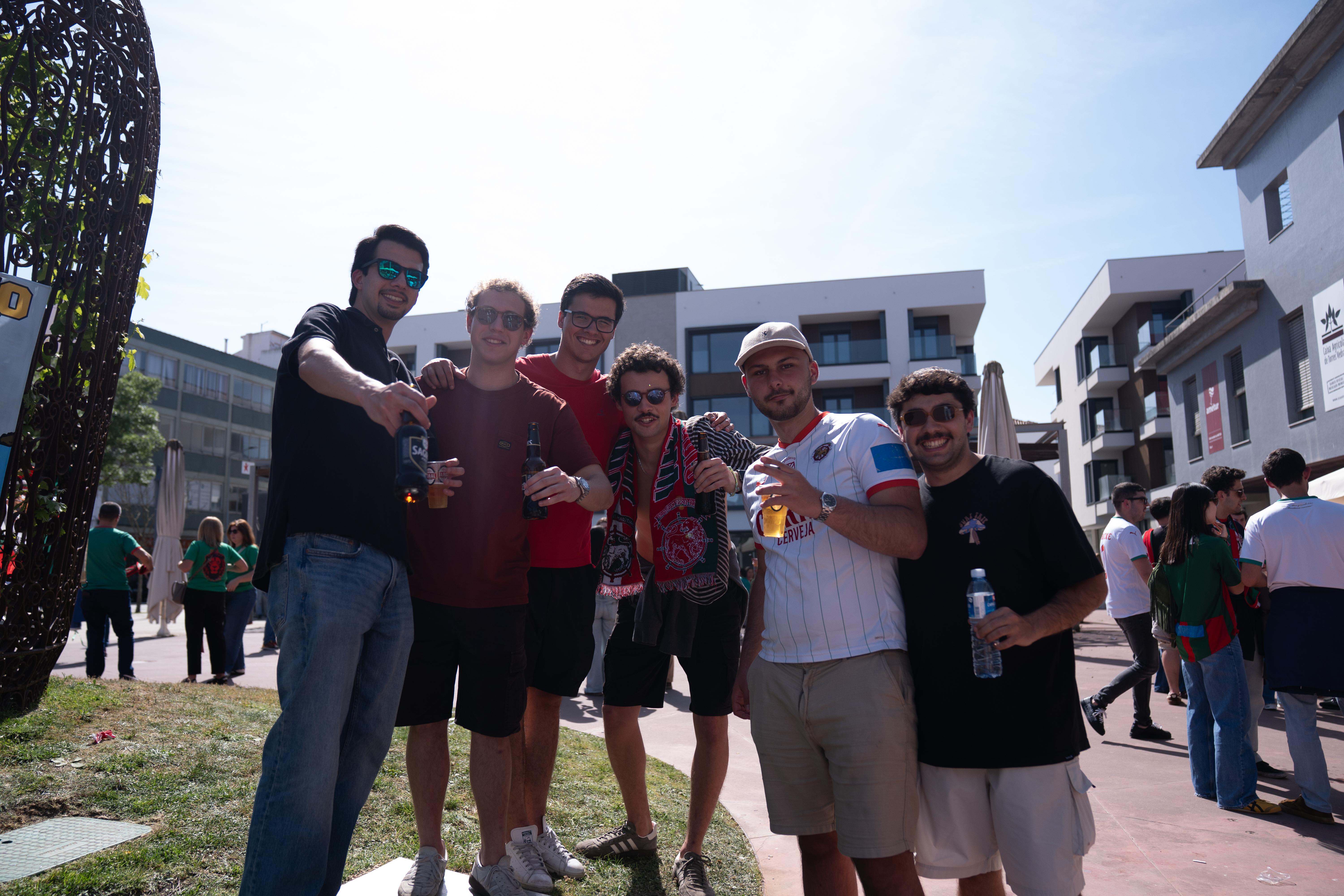 Adeptos do Marítimo já se concentram em bom número em Torres Vedras (com fotos)