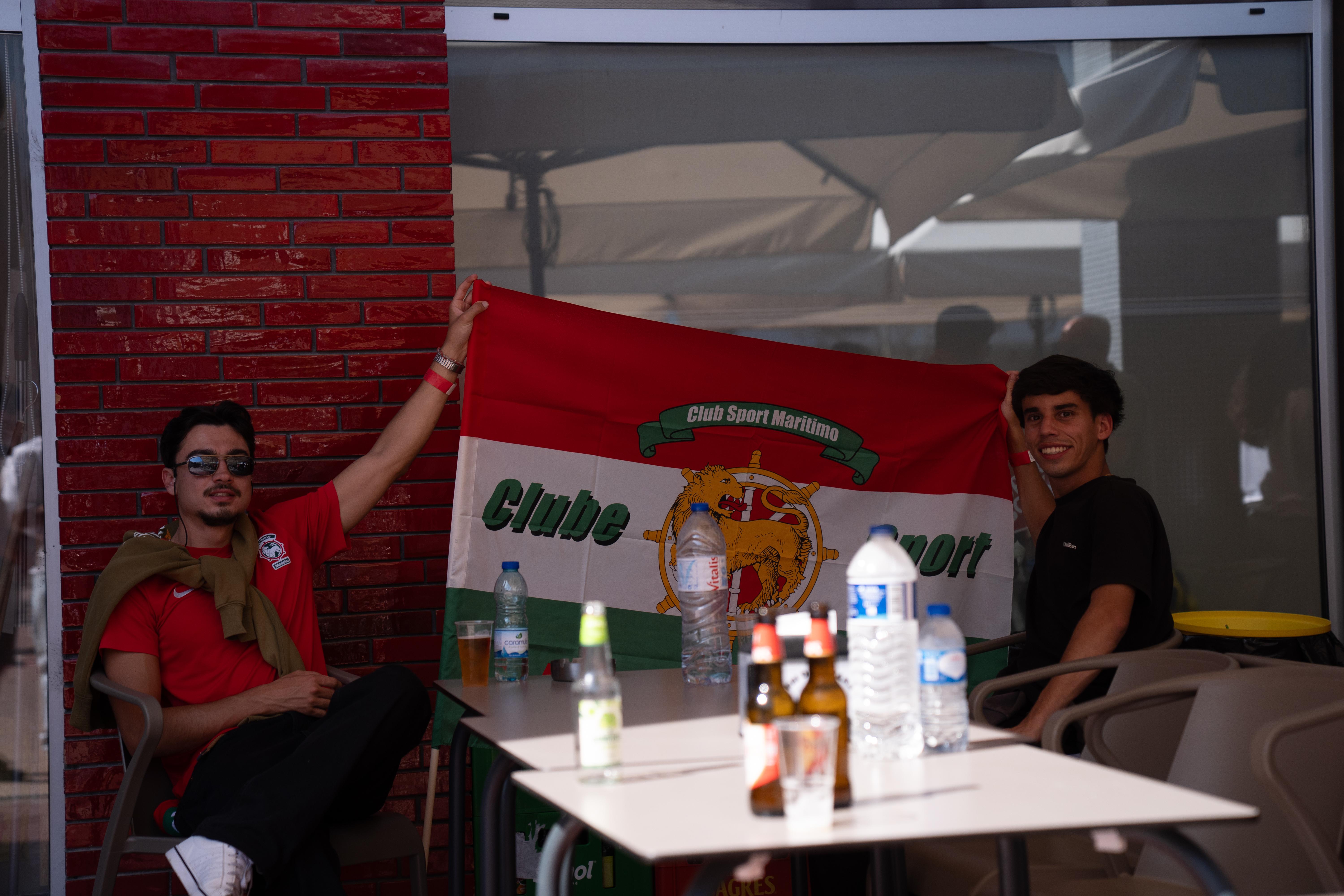 Adeptos do Marítimo já se concentram em bom número em Torres Vedras (com fotos)