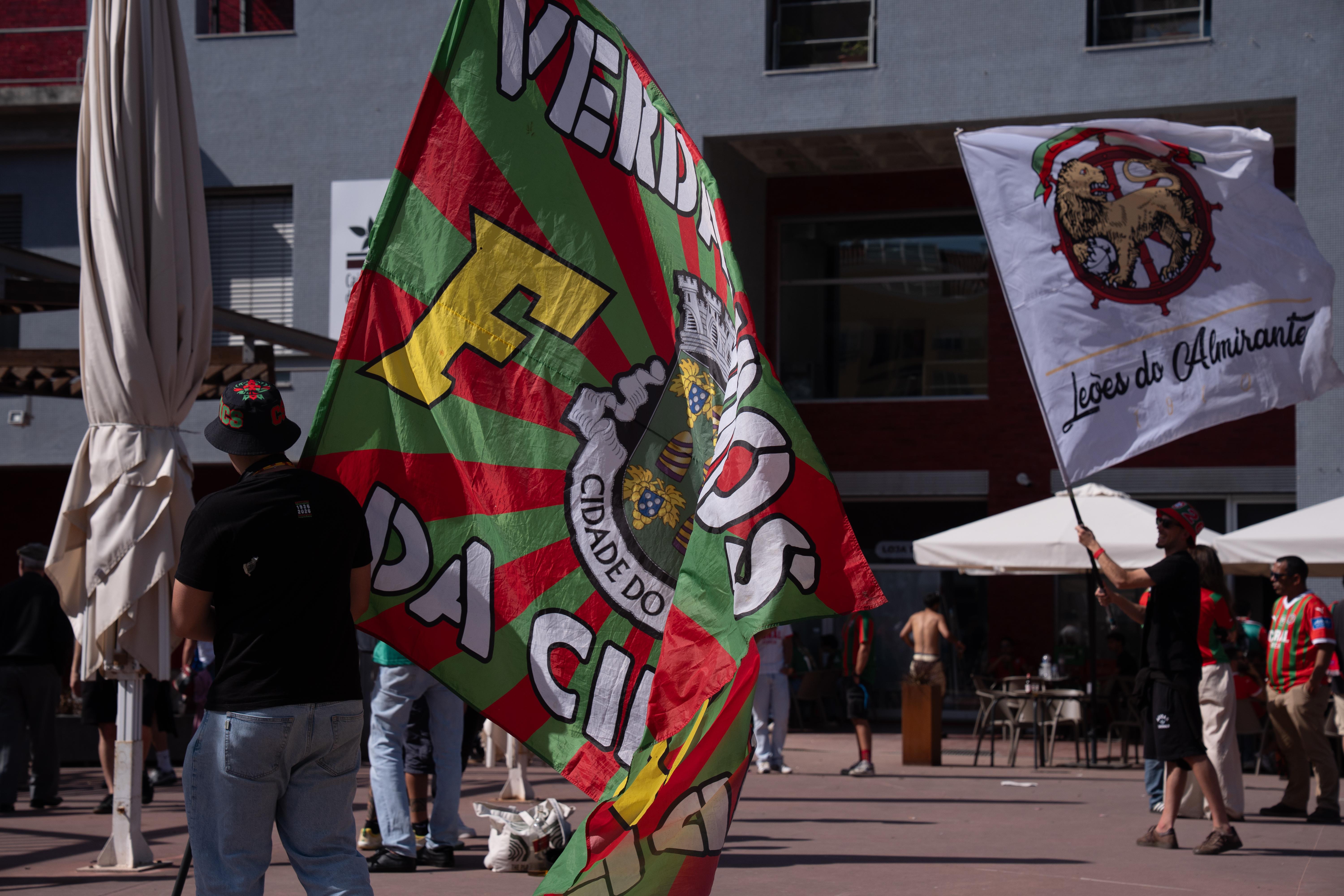 Adeptos do Marítimo já se concentram em bom número em Torres Vedras (com fotos)