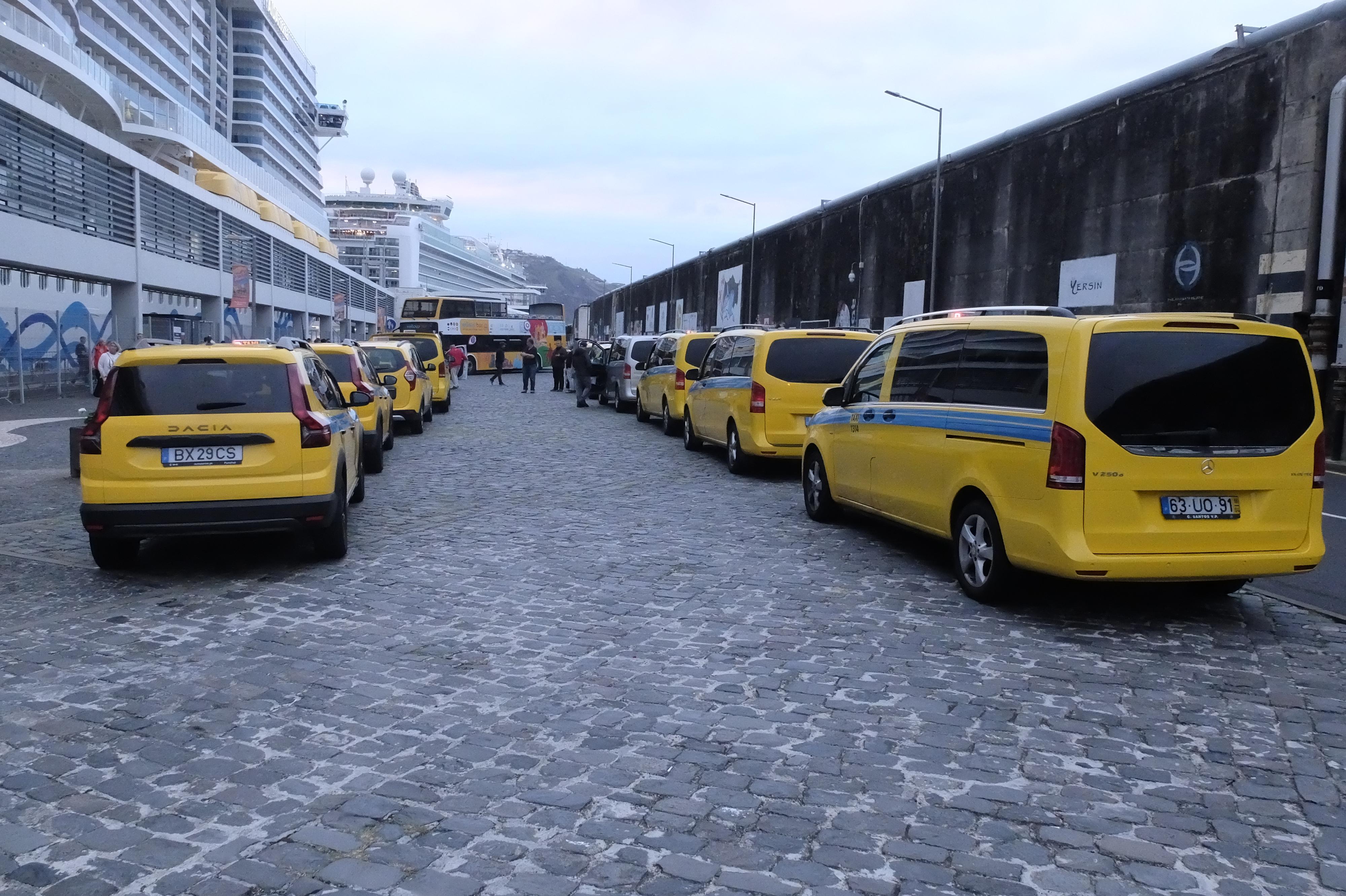 Taxistas querem a praça mais perto da saída dos passageiros