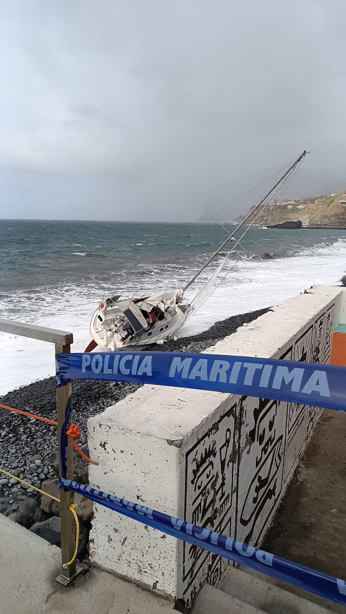 Veleiro encalhou na Praia Formosa