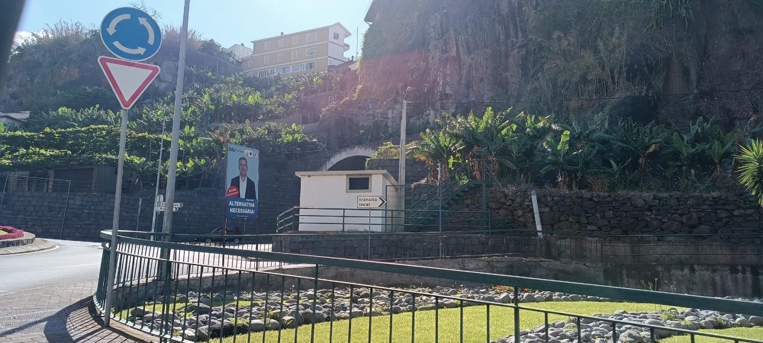 A CDU também deixou ficar cartazes, mais concretamente em Câmara de Lobos.