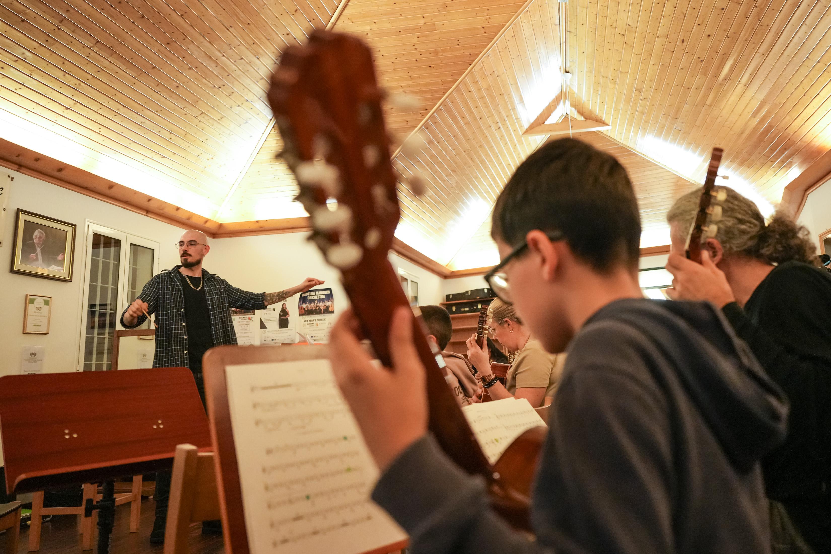 Orquestra de Bandolins prepara concerto inédito. Veja as imagens