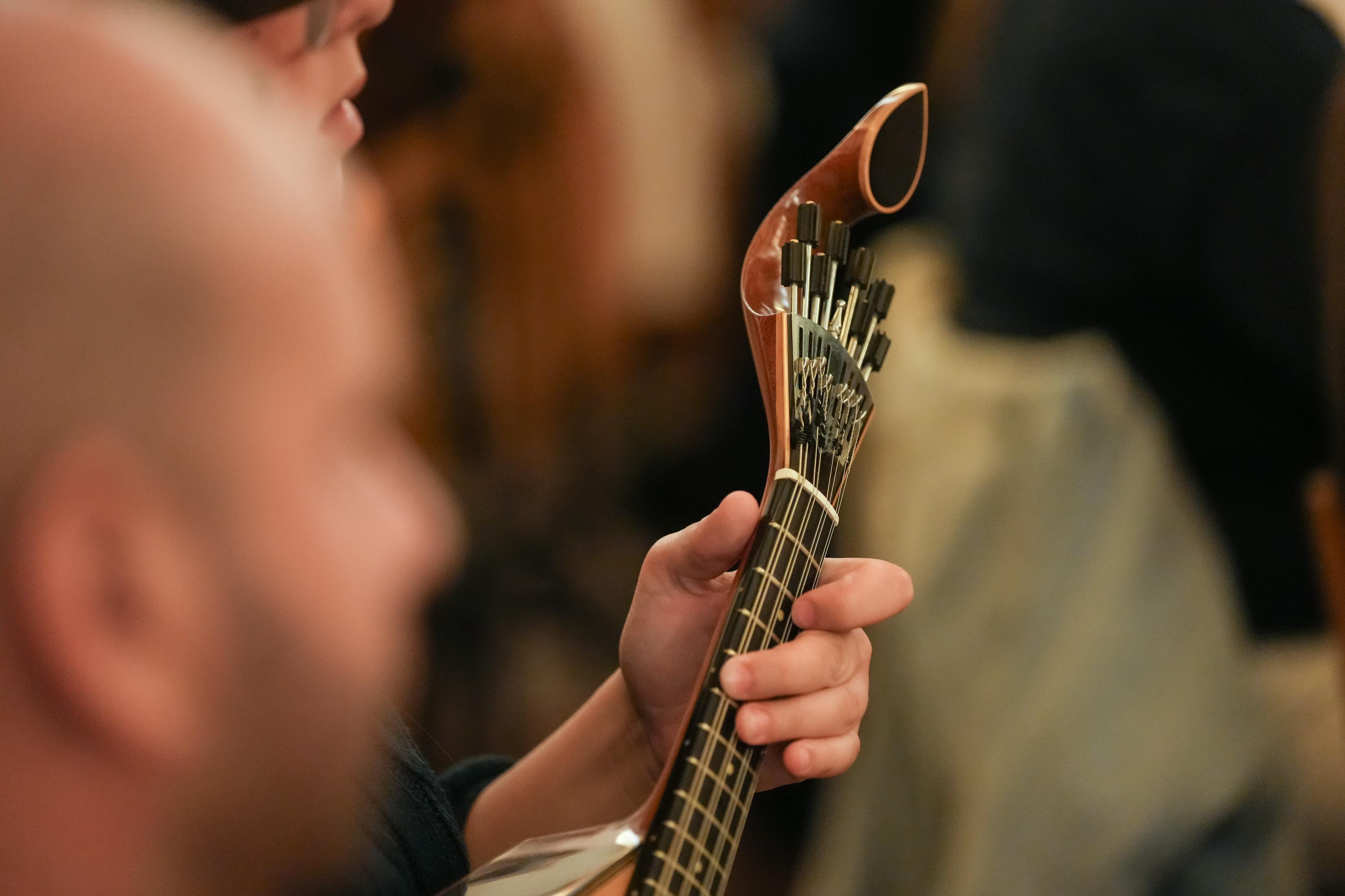 06-11-2025 Ensaio Orquestra de Bandolins da Madeira com o tenor Carlos Guilherme (Foto Joana Sousa)
